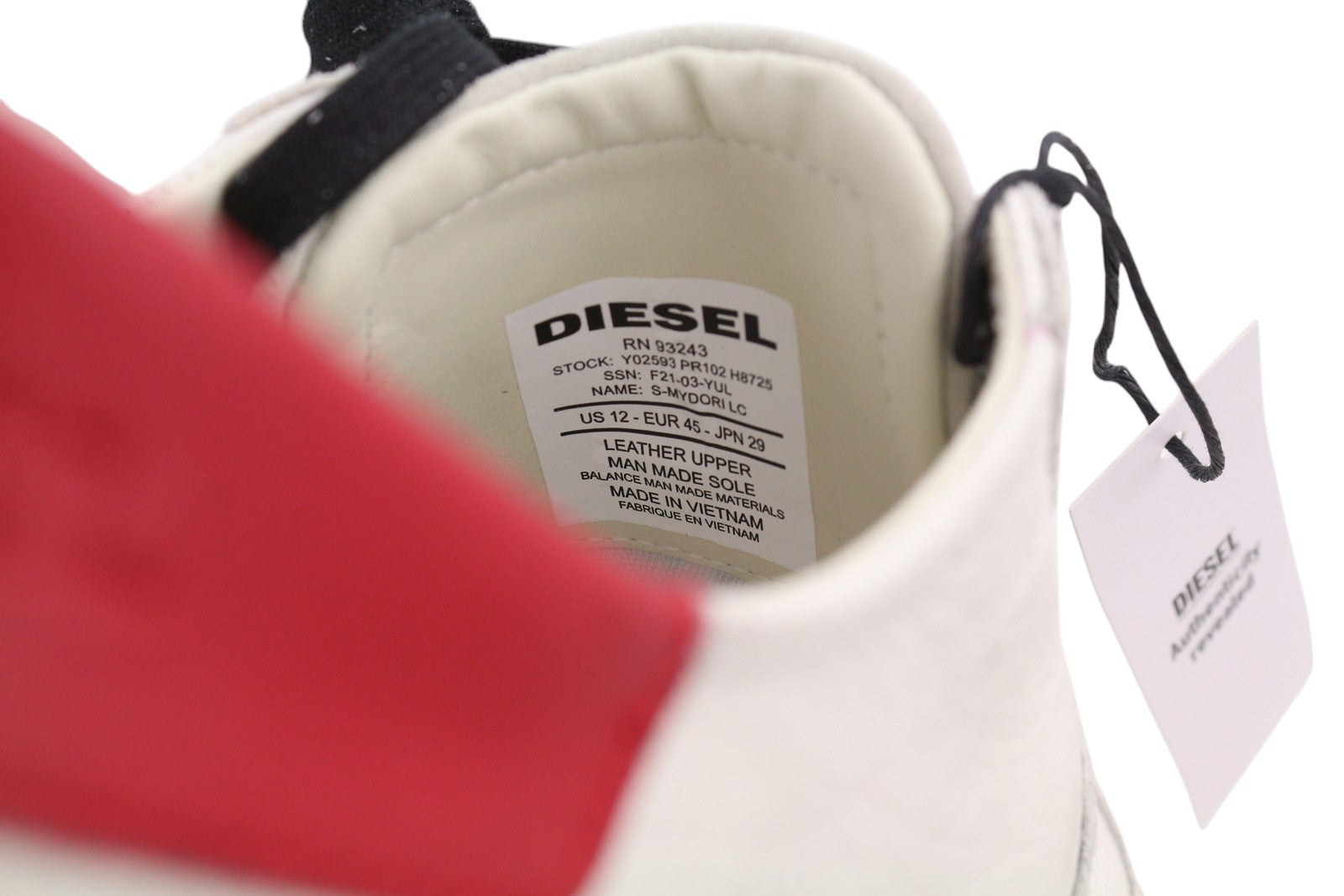 DIESEL S-Mydori Lc vyriški sportbačiai, 45 dydis, balti, odiniai, migdolų spalvos nosys, suvarstyti, rekomenduojama kaina – 200 €. 