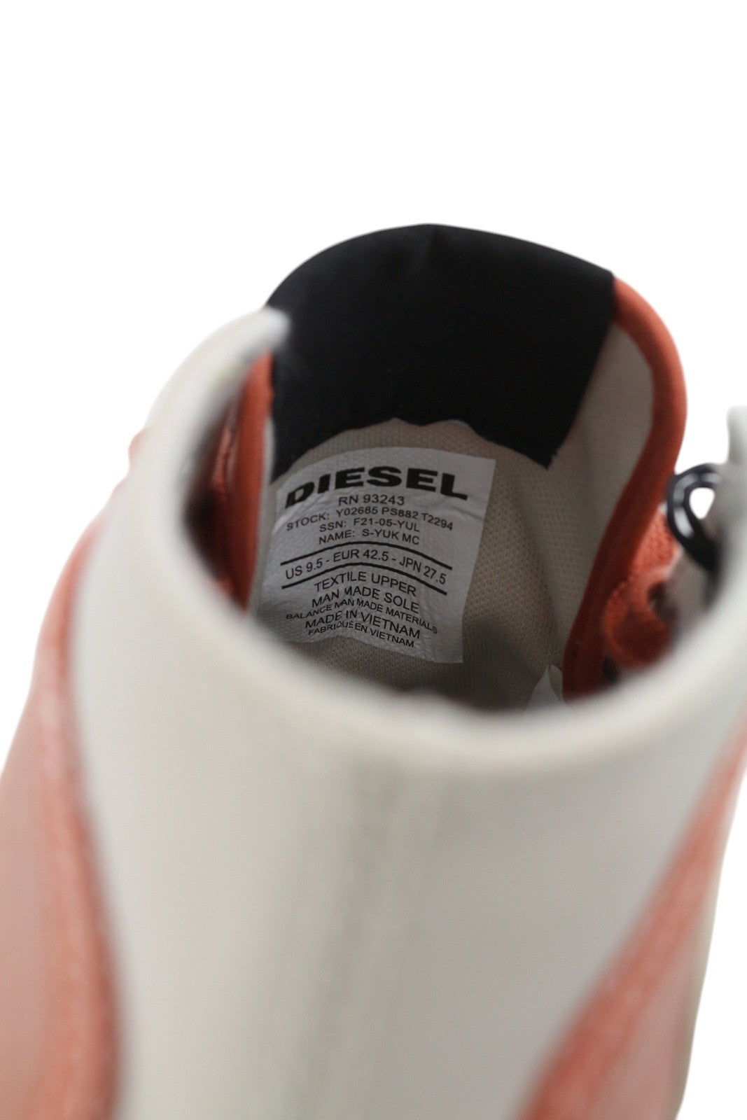 DIESEL S-Yuk Mc vyriški sportbačiai, 42.5 dydžio, iki kulkšnies, su raišteliais ir migdolų nosimi, su logotipu. RMK 140 €. 