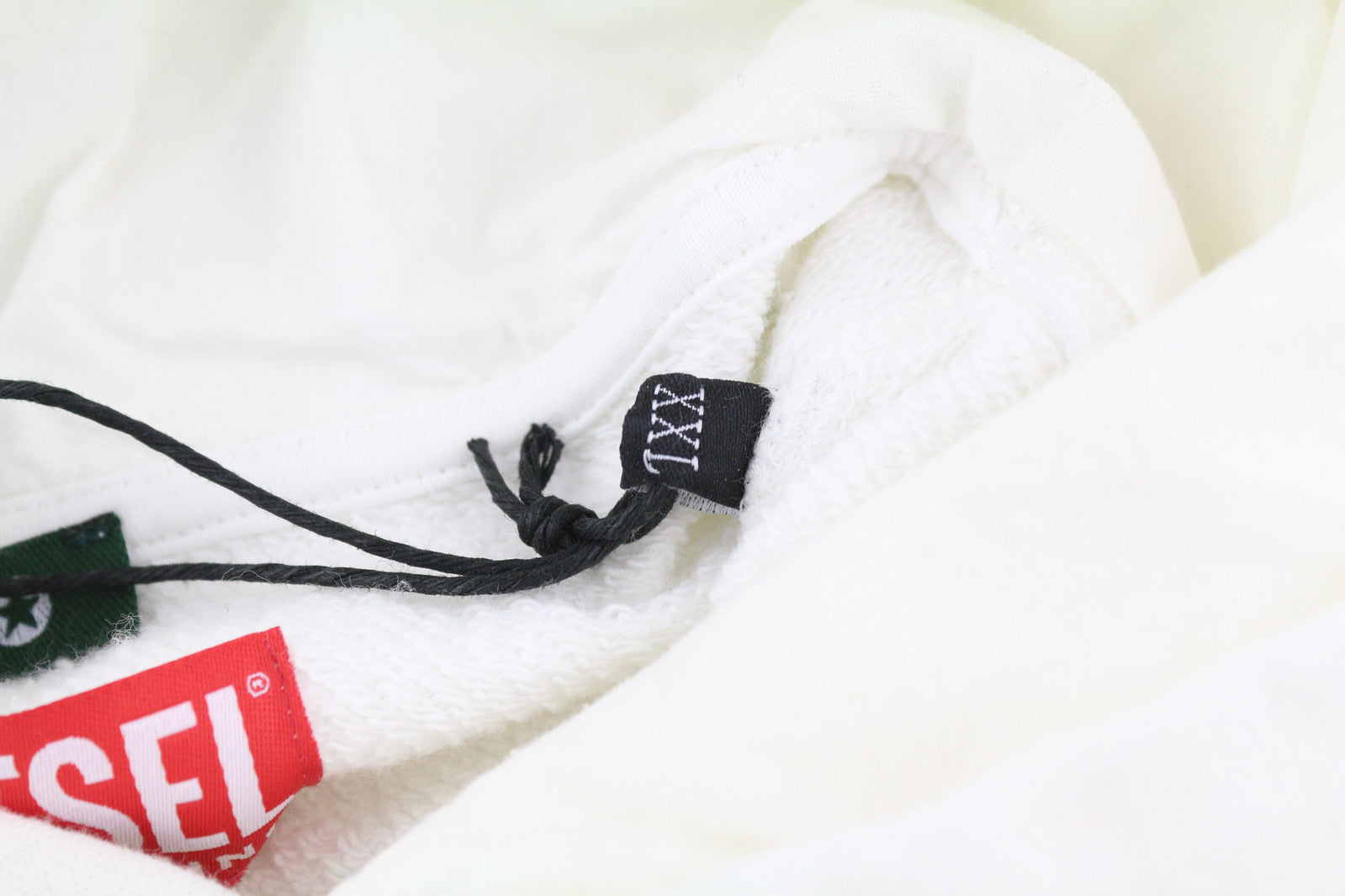 DIESEL D4D-21 vyriškas džemperis su gobtuvu, 2XL dydžio, baltas medvilninis megztinis su kengūros kišene, rekomenduojama kaina – 175 € 