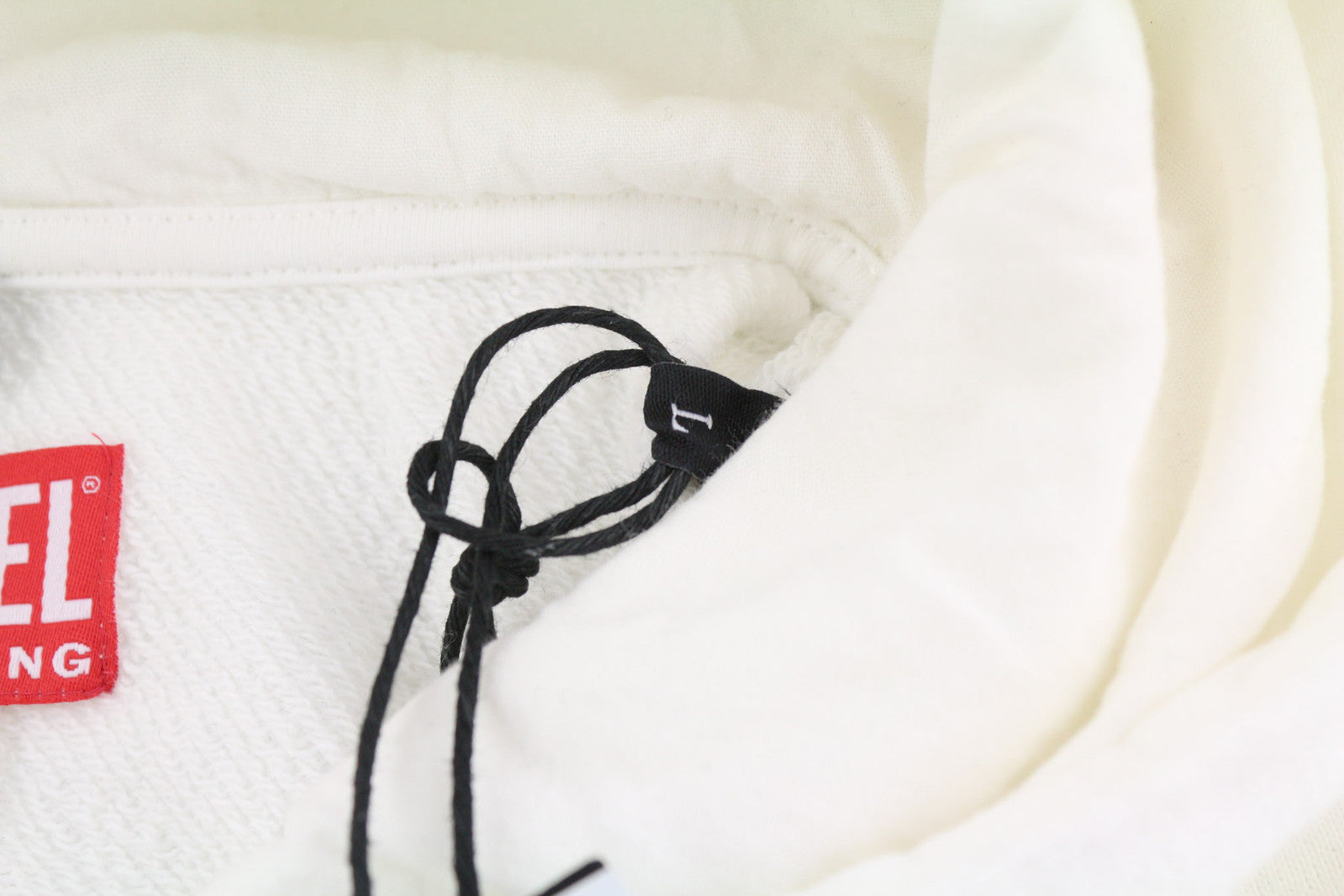 DIESEL D4D-21 vyriškas džemperis su gobtuvu L dydžio, baltas, medvilninis megztinis su kengūros kišene ir gobtuvu. RMK 175 € 