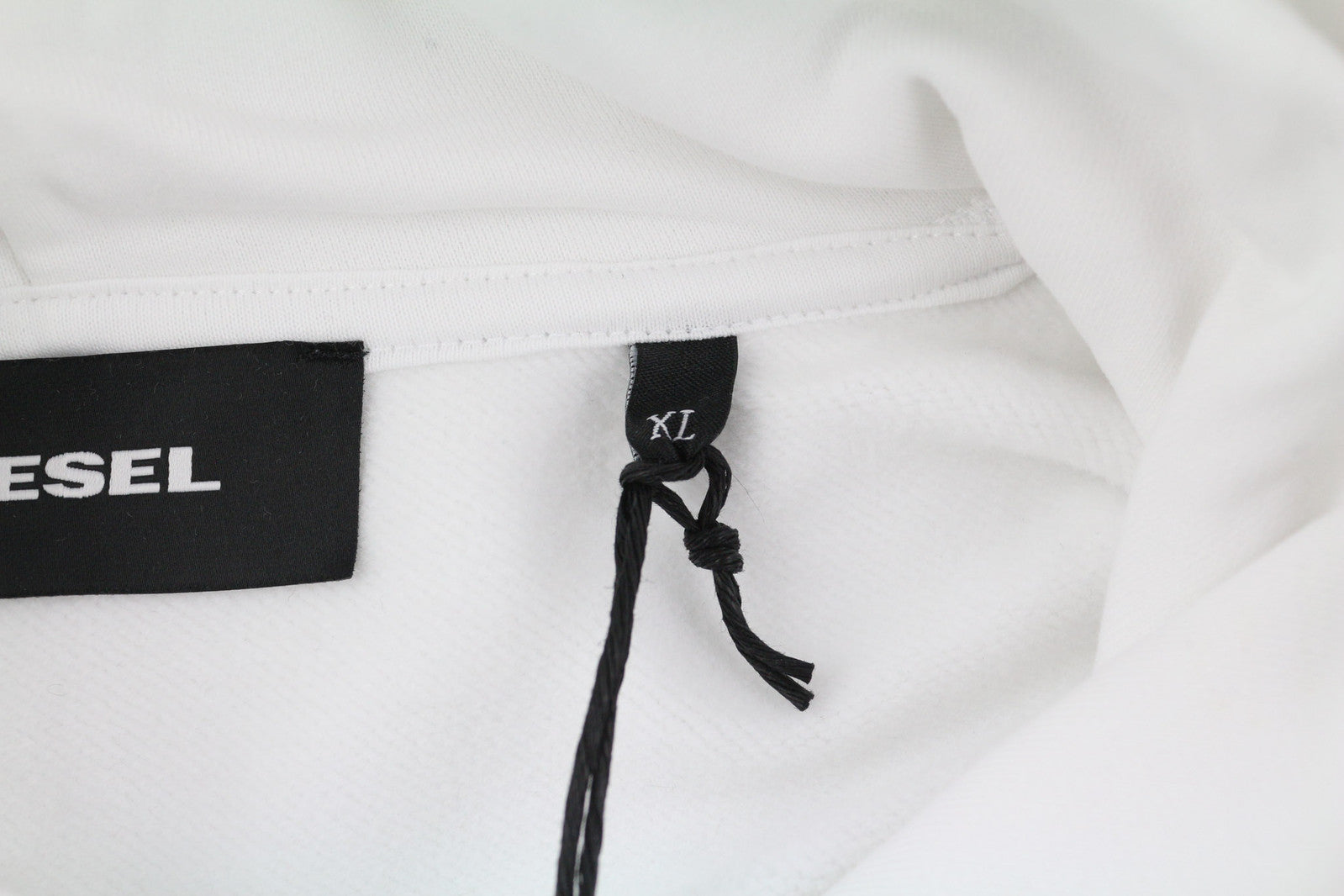 DIESEL S-Division vyriškas džemperis su gobtuvu, XL dydžio, baltas, megztinis su dideliu priekiu, rekomenduojama kaina – 140 €. 