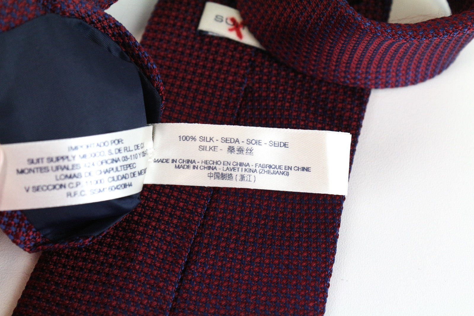 SUITSUPPLY raudonas šilkinis vyriškas kaklaraištis 150 x 8 cm smailiu galu klasikinio stiliaus 