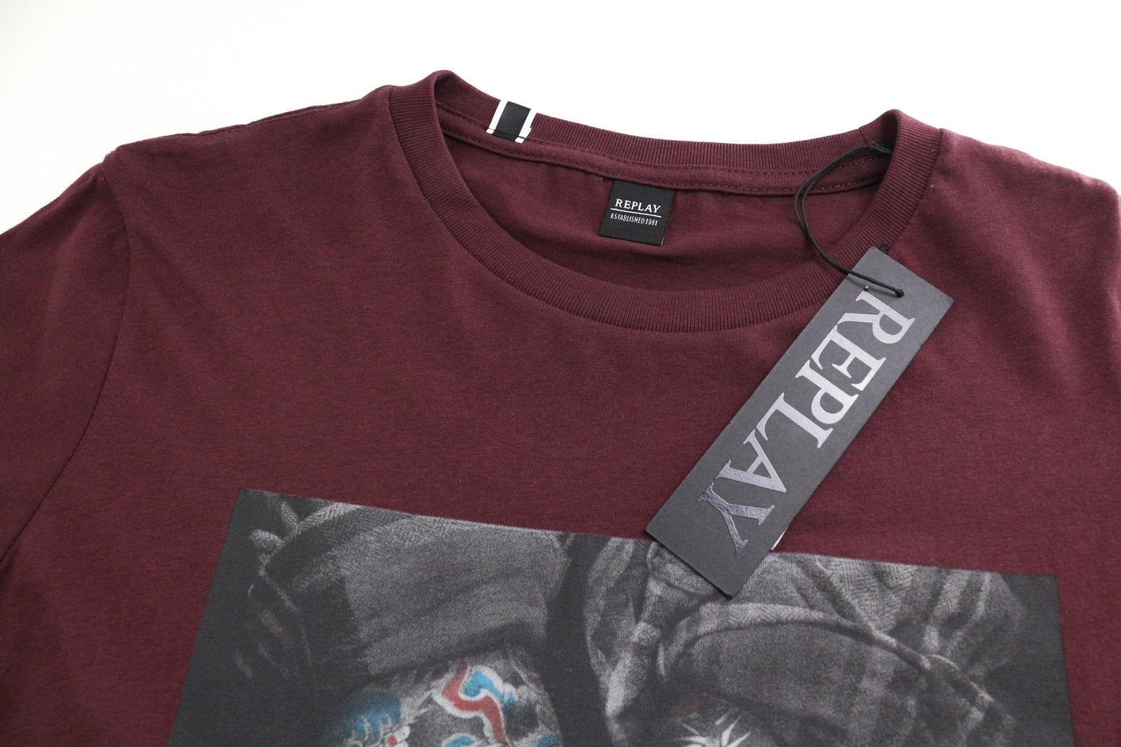 REPLAY raudoni medvilniniai marškinėliai su vasarine apvalia kaklu ir raštais, trumpomis rankovėmis. 