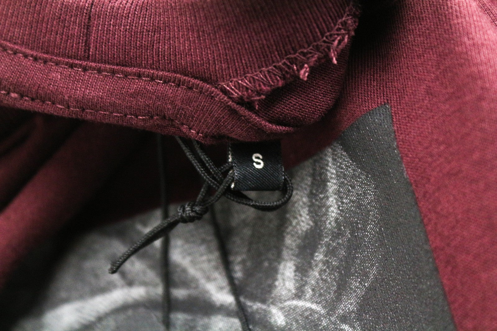 REPLAY raudoni medvilniniai marškinėliai su vasarine apvalia kaklu ir raštais, trumpomis rankovėmis. 