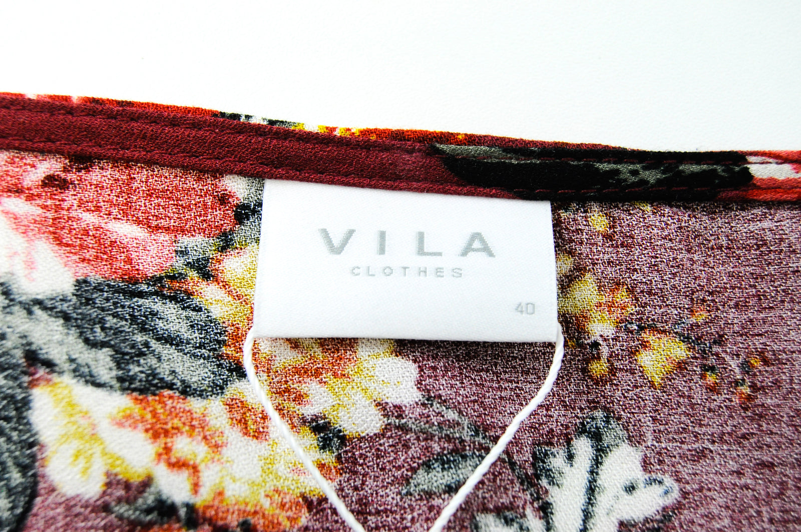 VILA Visaxa moteriška palaidinė EU40 raudona ilgomis rankovėmis, gėlėto rašto V formos iškirpte megztinis 