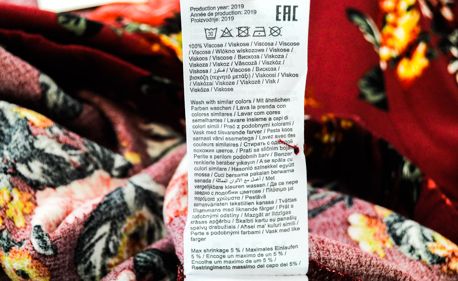 VILA Visaxa moteriška palaidinė EU40 raudona ilgomis rankovėmis, gėlėto rašto V formos iškirpte megztinis 