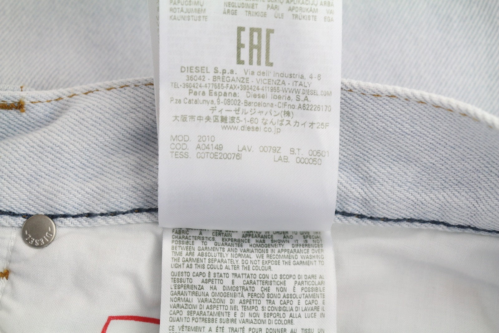 DIESEL 2010 0079Z vyriški džinsai W33/L30 laisvo kirpimo, tiesaus kirpimo, vidutinio juosmens, rekomenduojama kaina – 250 € 