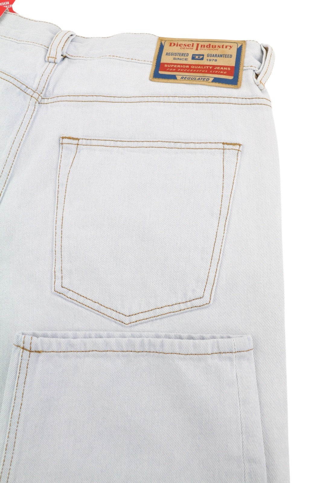 DIESEL 2010 0079Z vyriški džinsai W33/L30 laisvo kirpimo, tiesaus kirpimo, vidutinio juosmens, rekomenduojama kaina – 250 € 