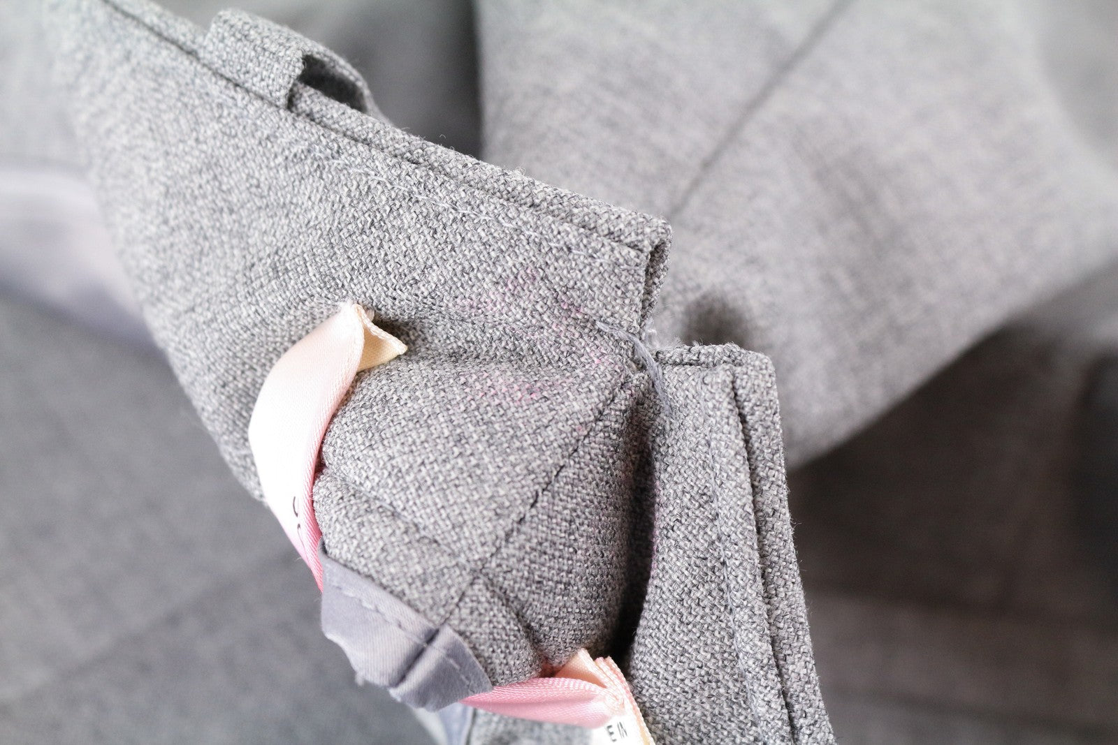 SUISTUDIO moteriškos „Robin“ kelnės, UK16S, pilkos, vilnonės, klostuotos, biuro kelnės 