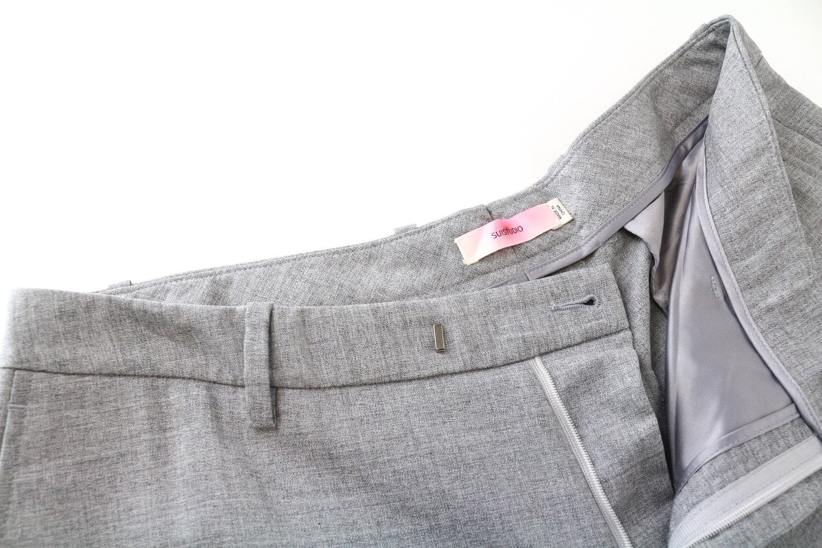 SUISTUDIO moteriškos „Robin“ kelnės, UK16S, pilkos, vilnonės, klostuotos, biuro kelnės 