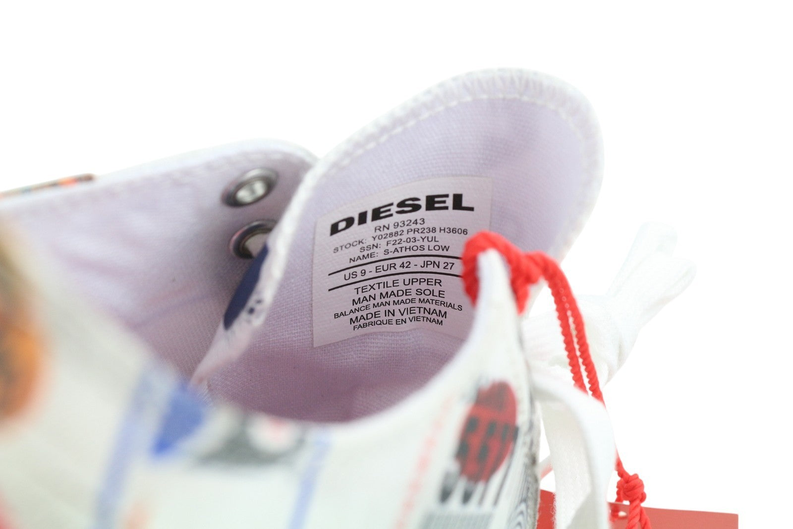 DIESEL S-Athos žemakulniai vyriški sportbačiai EU42 raštuoti žemakulniai su raišteliais ir migdolų nosimis, rekomenduojama mažmeninė kaina – 160 € 