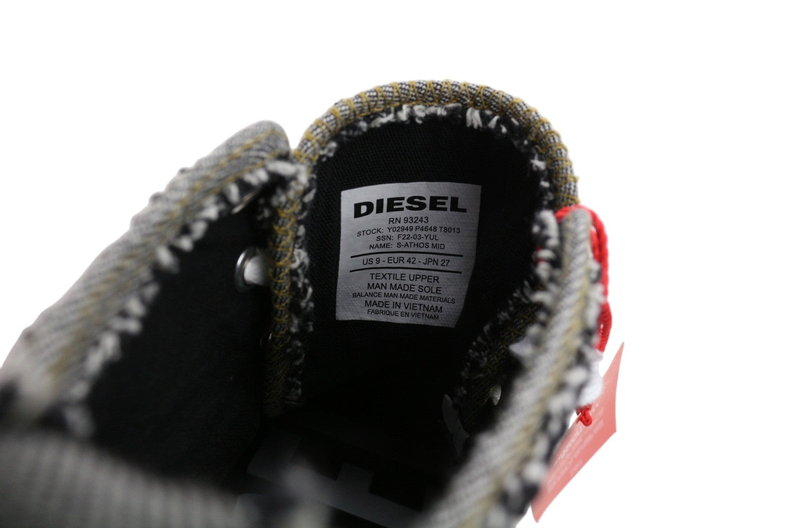 DIESEL S-Athos Mid vyriški sportbačiai, 42 dydžio, tamsaus džinso imitacijos, suvarstomi migdolų formos noseliais, rekomenduojama kaina – 160 € 