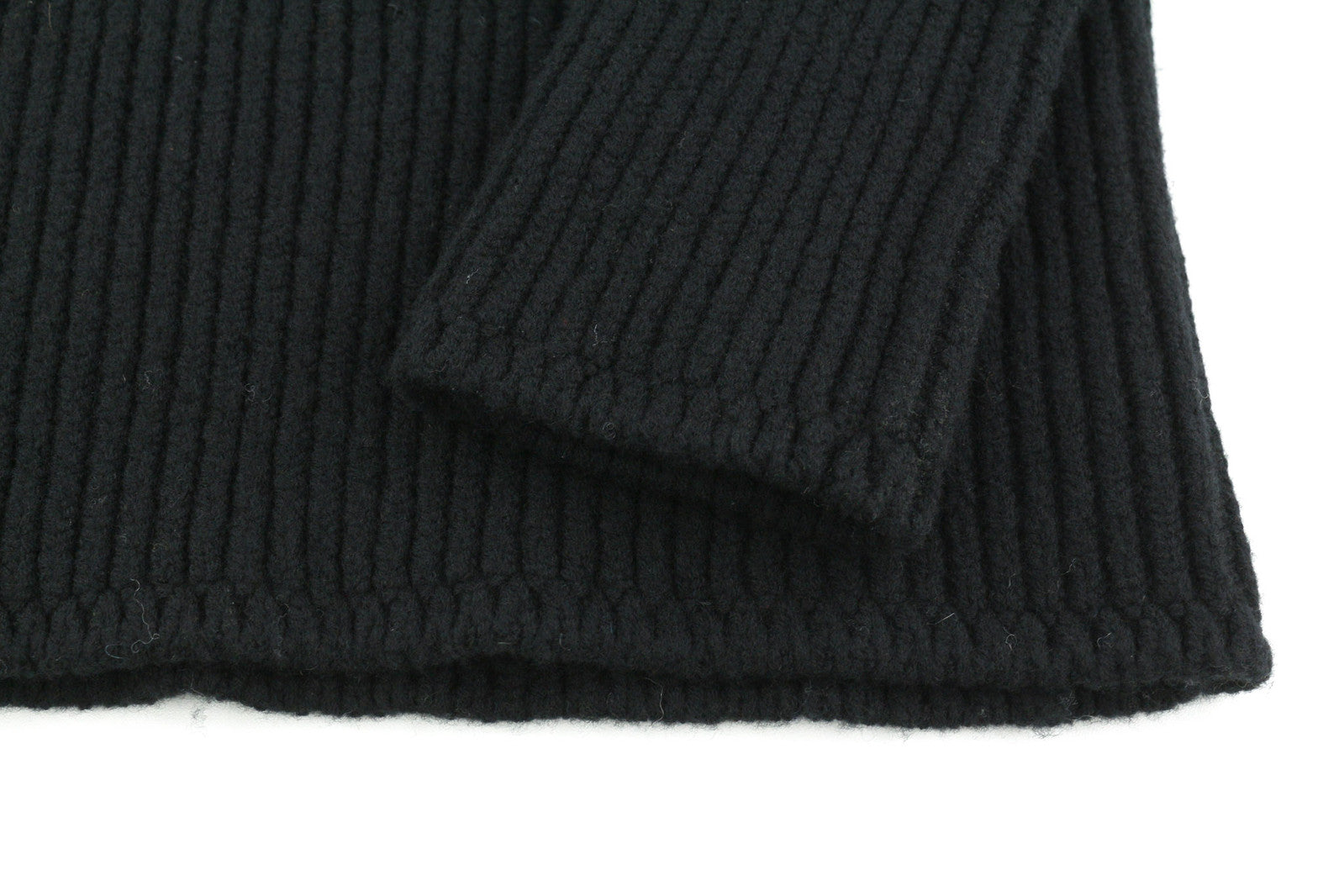 DIESEL M-Ysabell moteriškas megztinis S dydžio, vilnonis, megztinis su apvalia kaklo iškirpte, juodas. Rekomenduojama kaina – 275 €. 