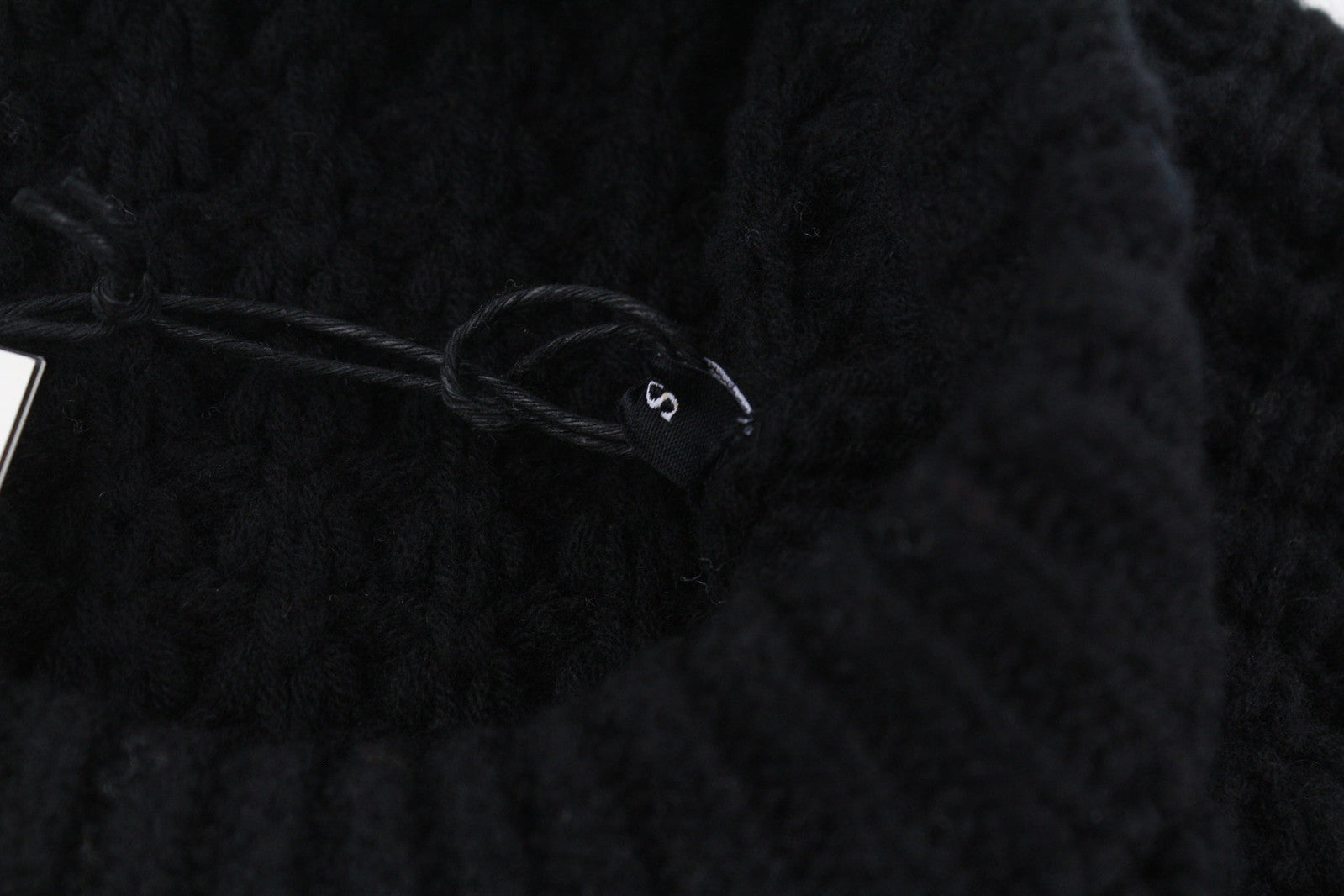 DIESEL M-Ysabell moteriškas megztinis S dydžio, vilnonis, megztinis su apvalia kaklo iškirpte, juodas. Rekomenduojama kaina – 275 €. 