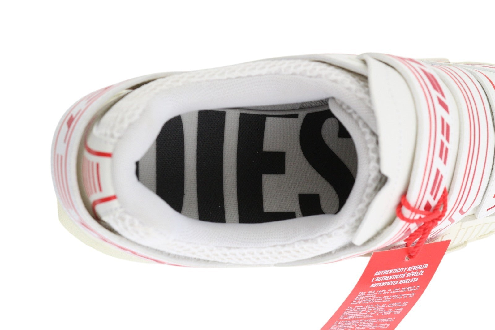 DIESEL S-Pendhio Lc vyriški sportbačiai, 43 dydžio, balti, migdolų formos noselės, žemakulniai, rekomenduojama kaina – 295 € 