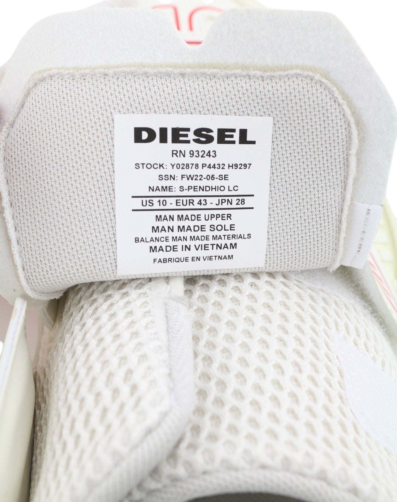 DIESEL S-Pendhio Lc vyriški sportbačiai, 43 dydžio, balti, migdolų formos noselės, žemakulniai, rekomenduojama kaina – 295 € 