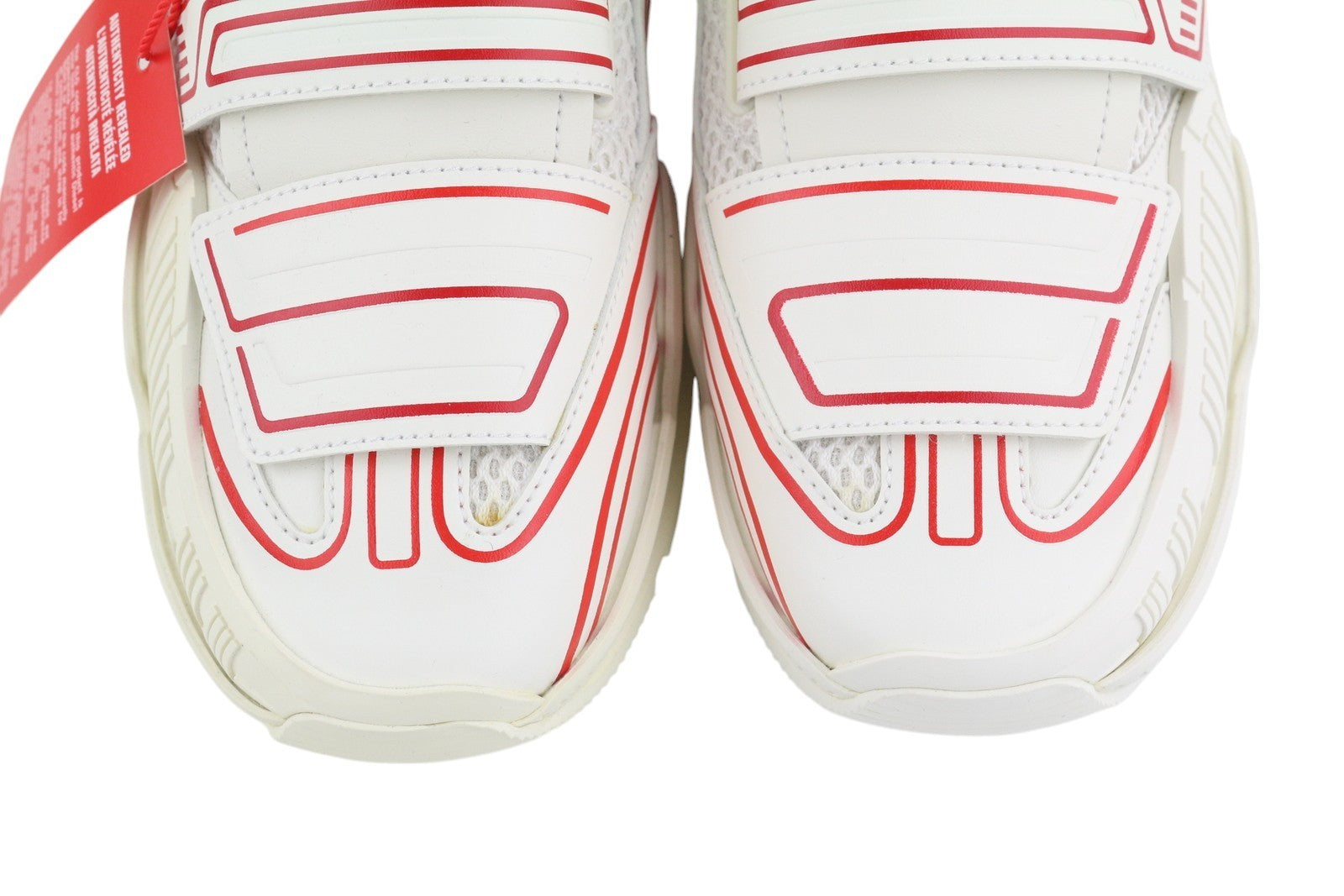 DIESEL S-Pendhio Lc vyriški sportbačiai, 43 dydžio, balti, migdolų formos noselės, žemakulniai, rekomenduojama kaina – 295 € 