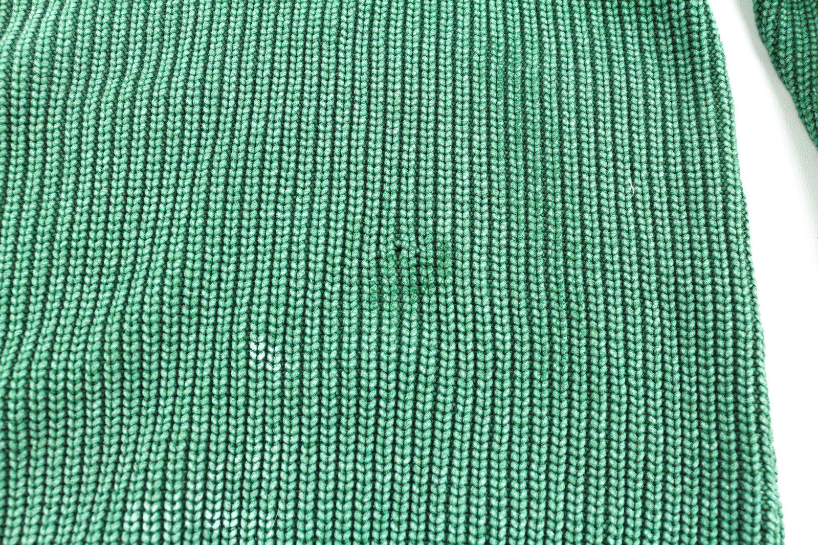 DIESEL K-Kentucky vyriškas megztinis su užtrauktuku, L dydžio, su skalbto efekto apvalia kaklo iškirpte, megztas žalias, rekomenduojama kaina – 250 € 