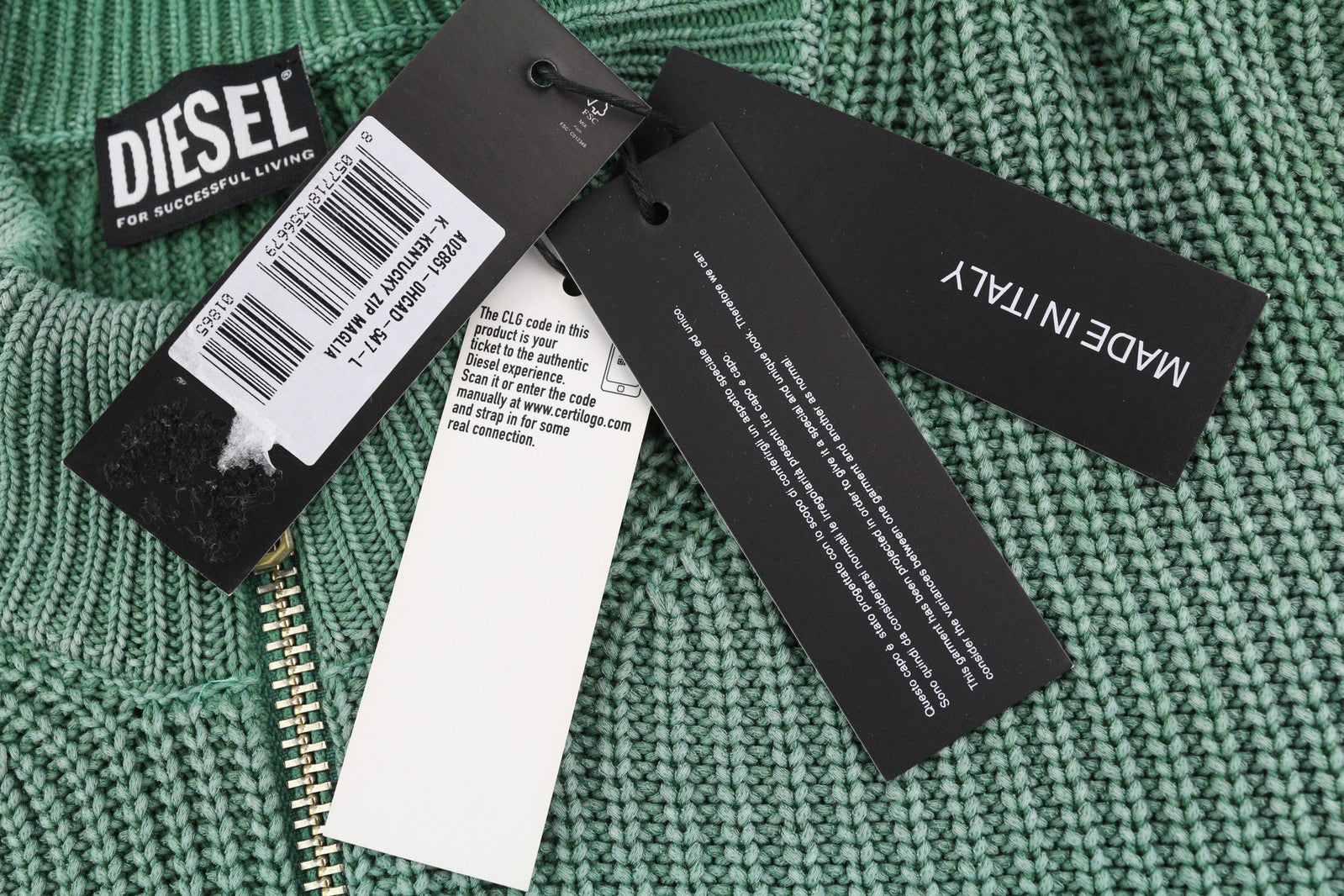 DIESEL K-Kentucky vyriškas megztinis su užtrauktuku, L dydžio, su skalbto efekto apvalia kaklo iškirpte, megztas žalias, rekomenduojama kaina – 250 € 