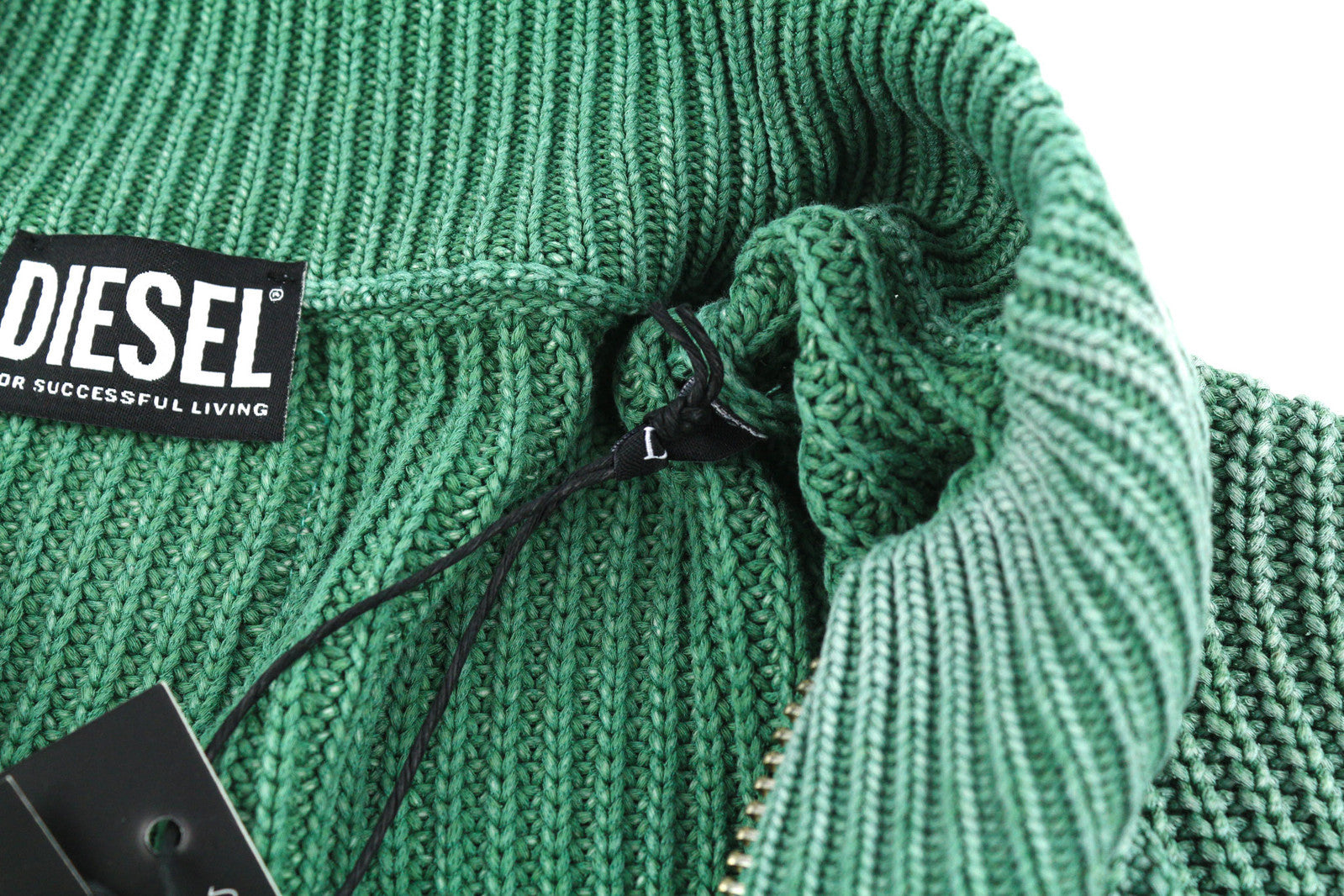 DIESEL K-Kentucky vyriškas megztinis su užtrauktuku, L dydžio, su skalbto efekto apvalia kaklo iškirpte, megztas žalias, rekomenduojama kaina – 250 € 
