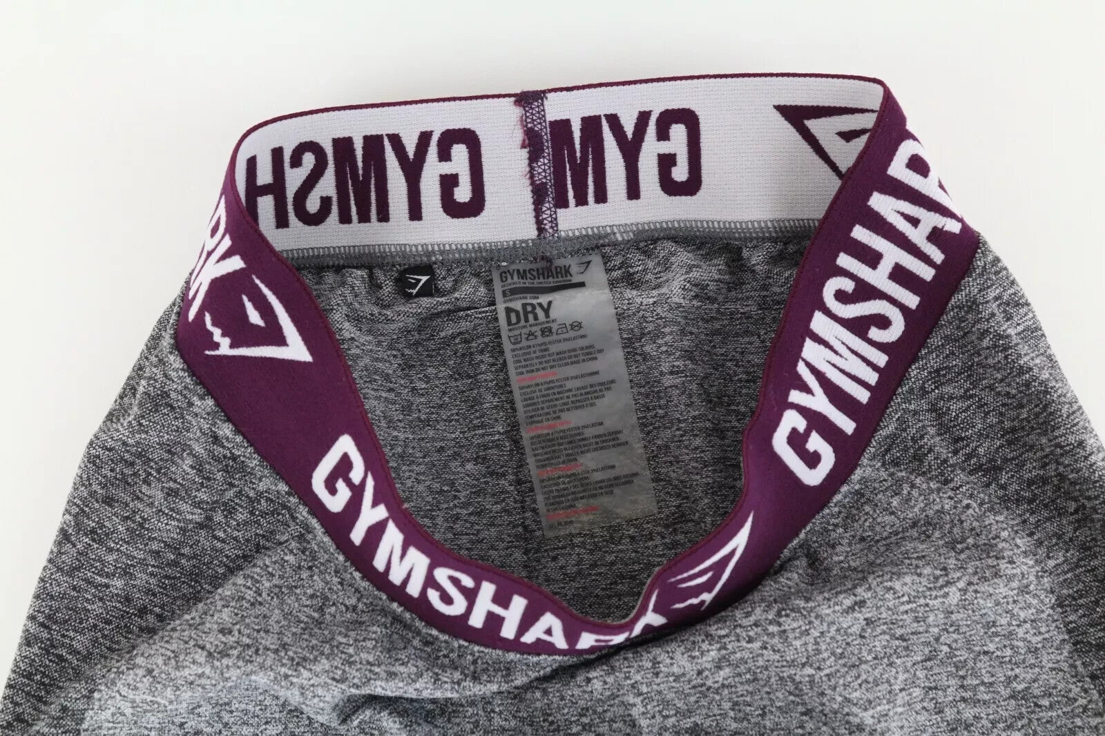 GYMSHARK S pilkos tamprios tamprės su logotipu ir užsimaunamomis aktyvios sporto aprangos detalėmis 