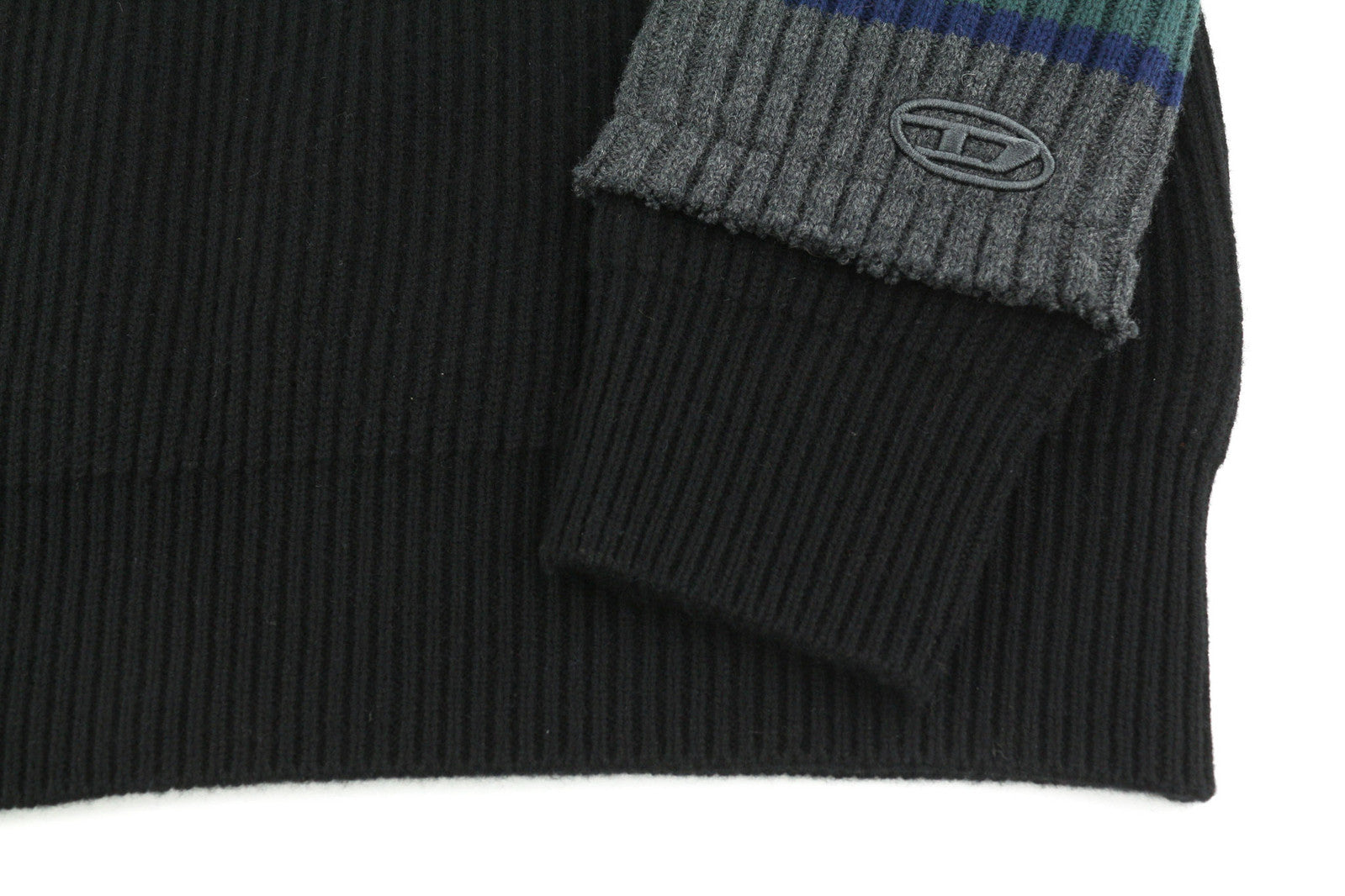 DIESEL K-Liff vyriškas megztinis L dydžio, juodas, vilnonis megztinis su apvalia apykakle, rekomenduojama kaina – 275 € 