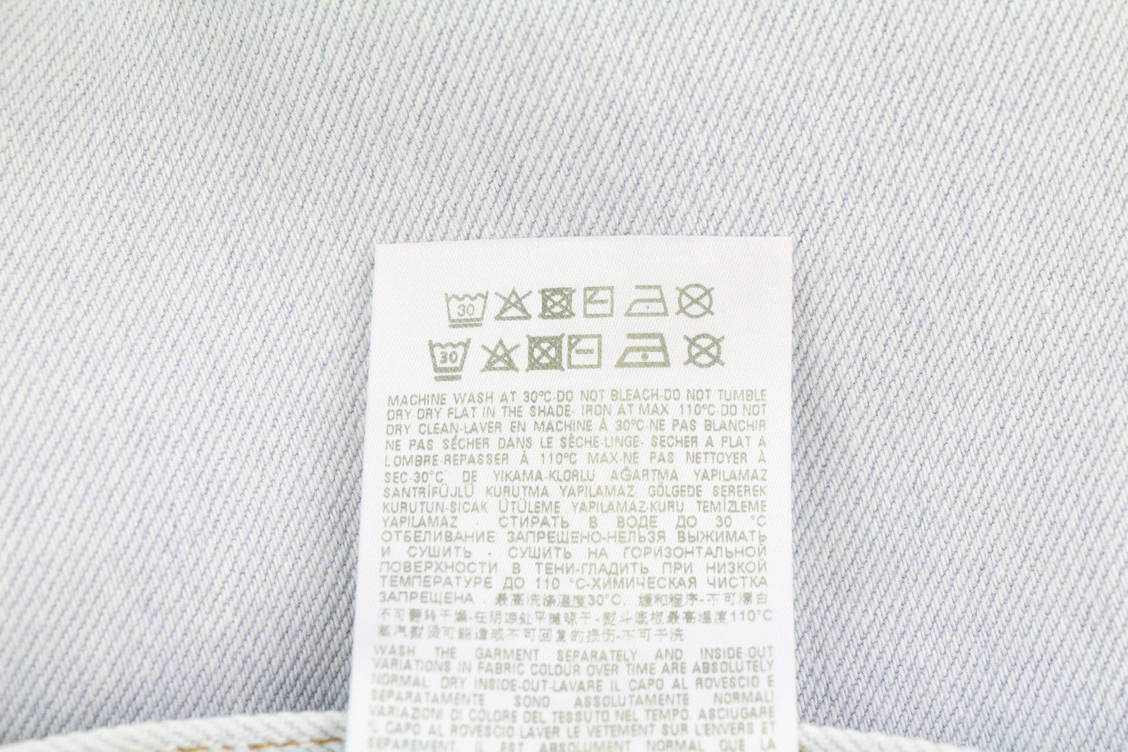 DIESEL 2010 0079Z vyriški džinsai W32/L30 laisvo kirpimo, vidutinio juosmens, tiesaus kirpimo, rekomenduojama kaina – 250 € 