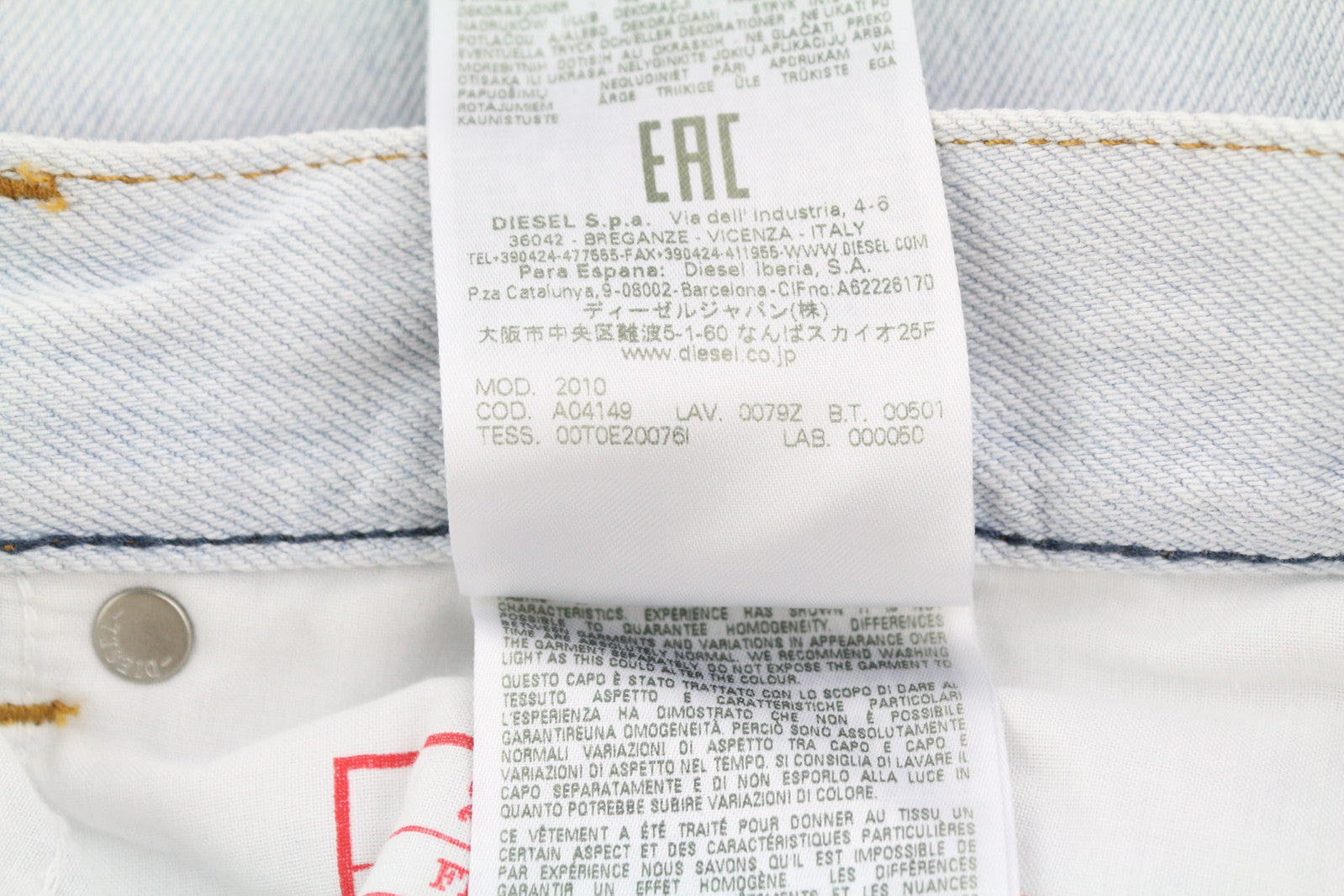 DIESEL 2010 0079Z vyriški džinsai W32/L30 laisvo kirpimo, vidutinio juosmens, tiesaus kirpimo, rekomenduojama kaina – 250 € 