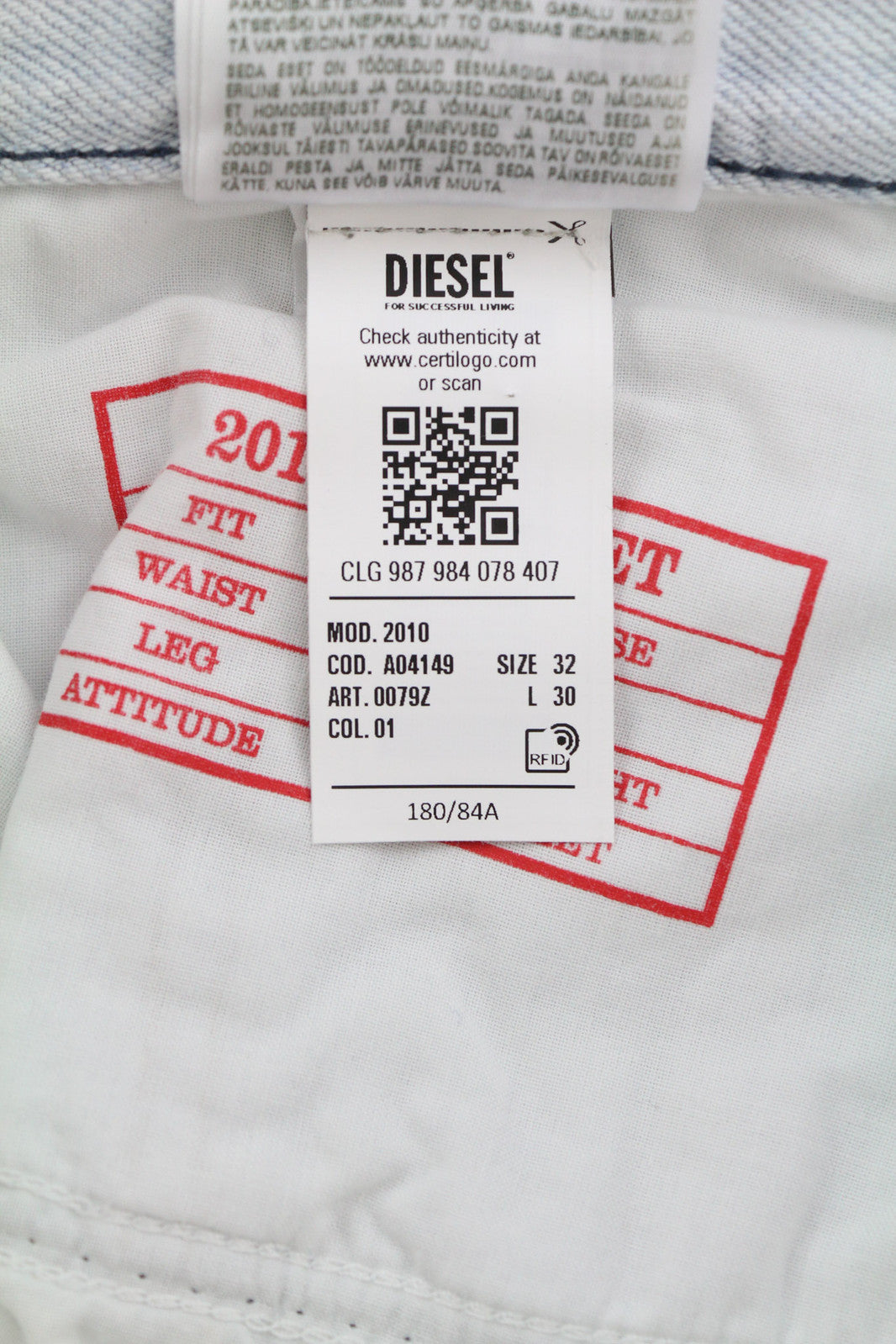 DIESEL 2010 0079Z vyriški džinsai W32/L30 laisvo kirpimo, vidutinio juosmens, tiesaus kirpimo, rekomenduojama kaina – 250 € 