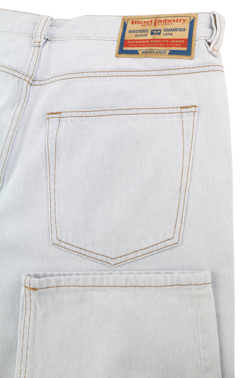 DIESEL 2010 0079Z vyriški džinsai W32/L30 laisvo kirpimo, vidutinio juosmens, tiesaus kirpimo, rekomenduojama kaina – 250 € 