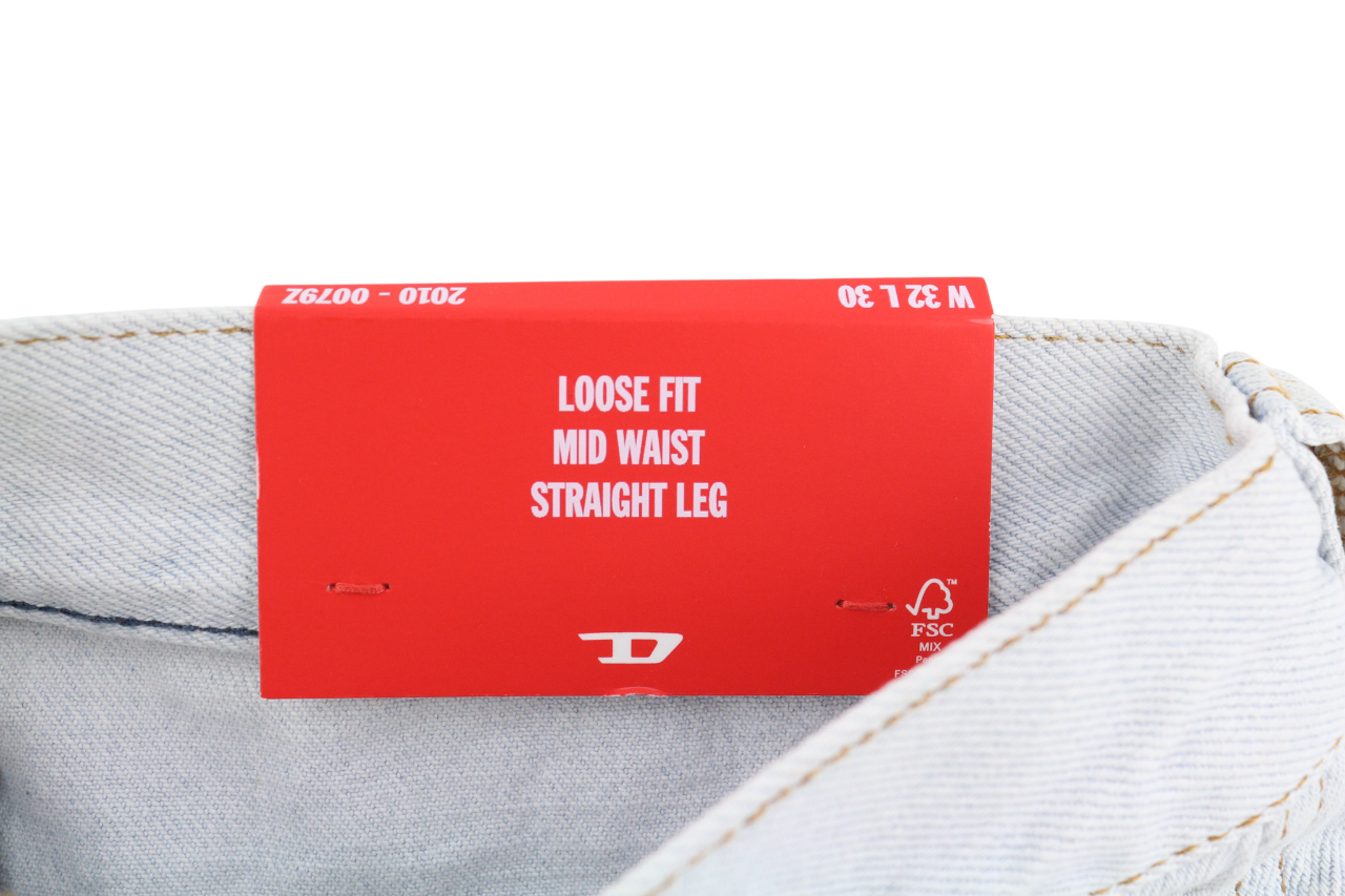 DIESEL 2010 0079Z vyriški džinsai W32/L30 laisvo kirpimo, vidutinio juosmens, tiesaus kirpimo, rekomenduojama kaina – 250 € 