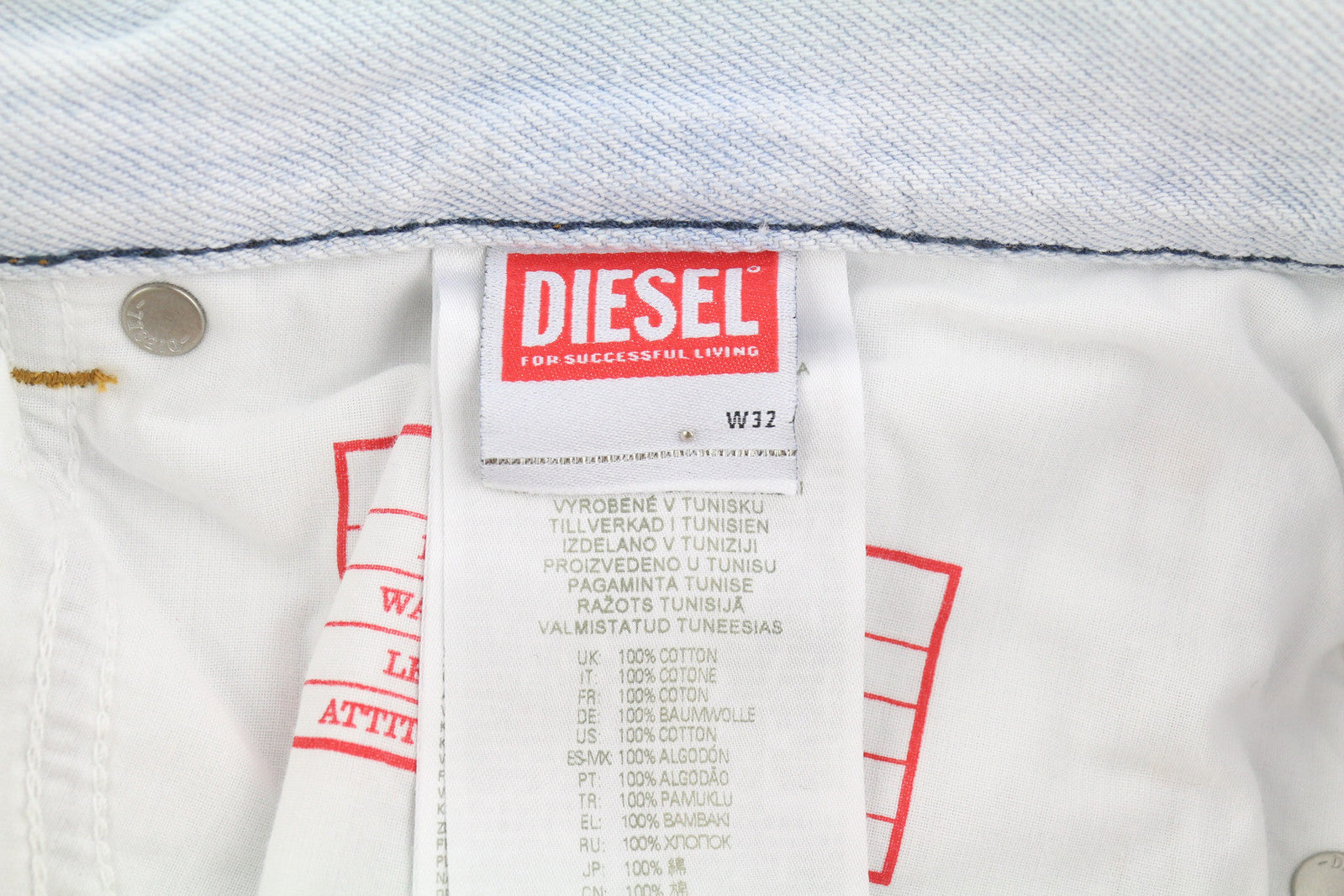 DIESEL 2010 0079Z vyriški džinsai W32/L30 laisvo kirpimo, vidutinio juosmens, tiesaus kirpimo, rekomenduojama kaina – 250 € 