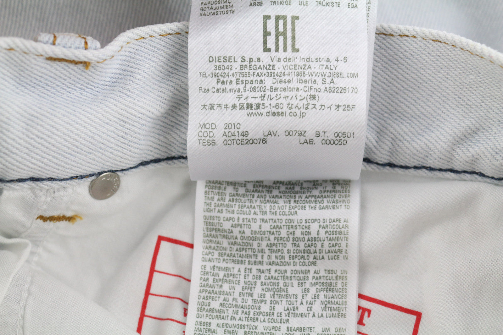 DIESEL 2010 0079Z vyriški džinsai W30/L30 laisvo kirpimo, vidutinio juosmens, tiesaus kirpimo, rekomenduojama kaina – 250 € 