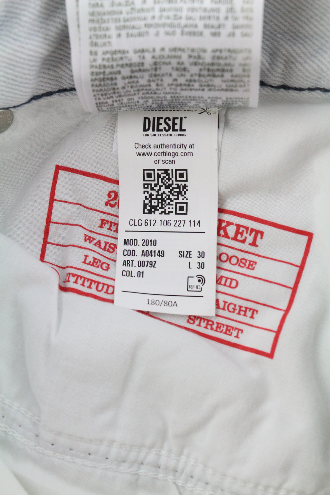 DIESEL 2010 0079Z vyriški džinsai W30/L30 laisvo kirpimo, vidutinio juosmens, tiesaus kirpimo, rekomenduojama kaina – 250 € 