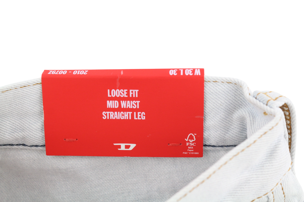 DIESEL 2010 0079Z vyriški džinsai W30/L30 laisvo kirpimo, vidutinio juosmens, tiesaus kirpimo, rekomenduojama kaina – 250 € 