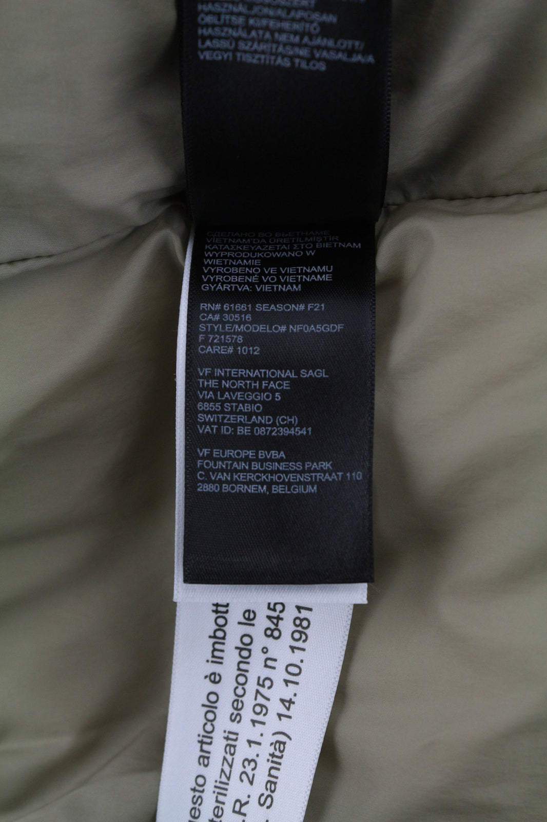 „THE NORTH FACE“ vyriška striukė M, smėlio spalvos, 700 pūkinė, izoliuota, su gobtuvu ir dygsniuotu logotipu. 