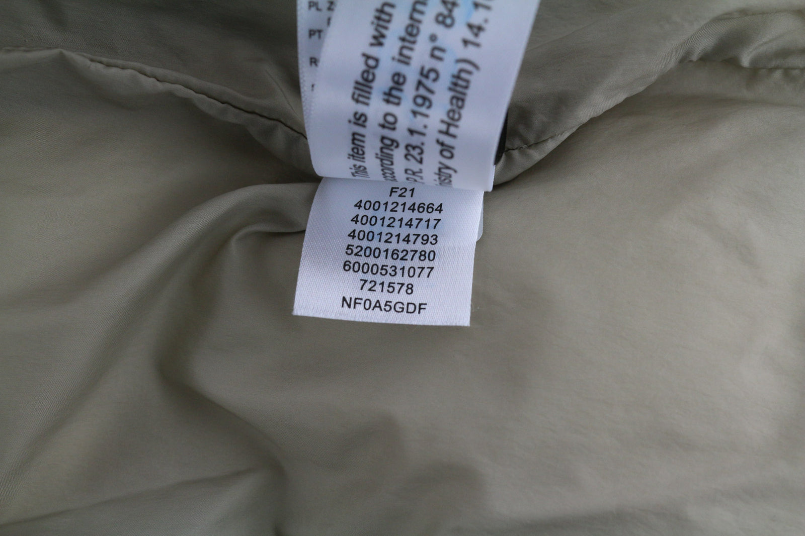 „THE NORTH FACE“ vyriška striukė M, smėlio spalvos, 700 pūkinė, izoliuota, su gobtuvu ir dygsniuotu logotipu. 