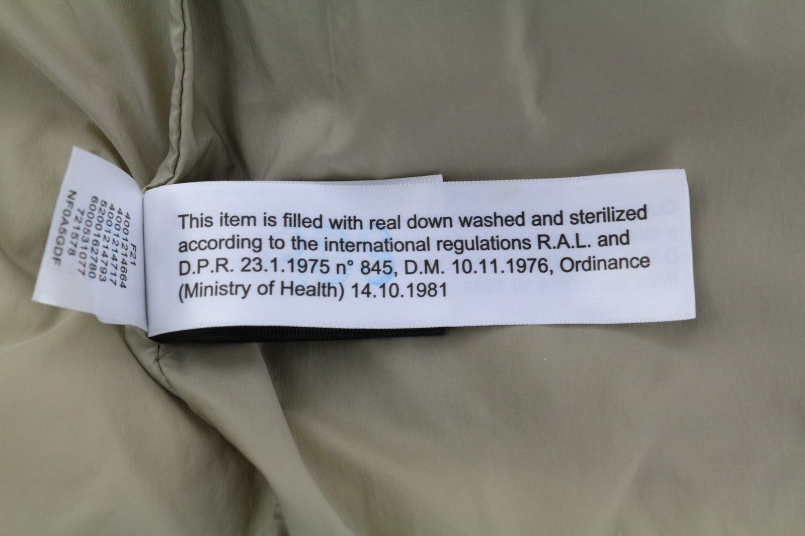 „THE NORTH FACE“ vyriška striukė M, smėlio spalvos, 700 pūkinė, izoliuota, su gobtuvu ir dygsniuotu logotipu. 