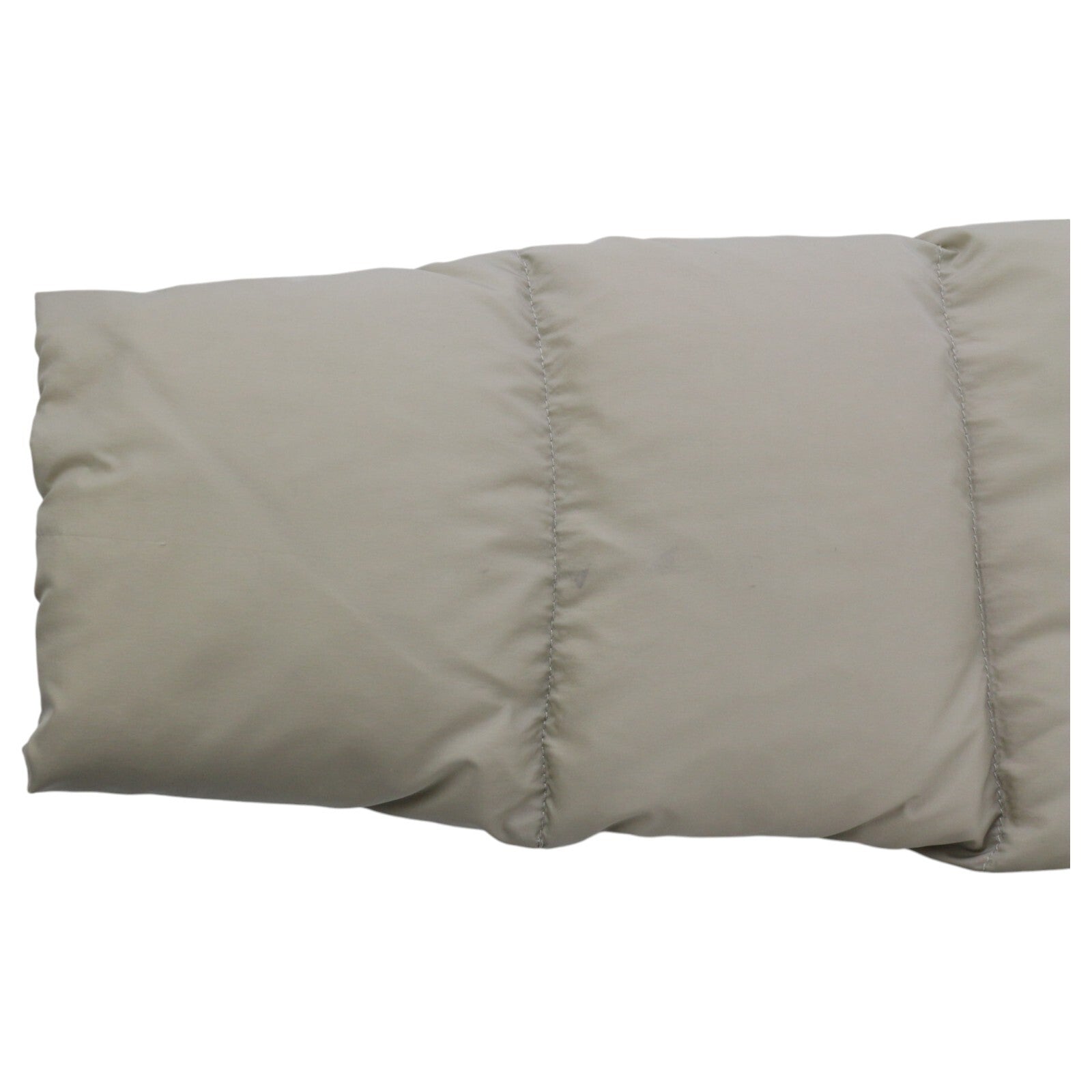 „THE NORTH FACE“ vyriška striukė M, smėlio spalvos, 700 pūkinė, izoliuota, su gobtuvu ir dygsniuotu logotipu. 