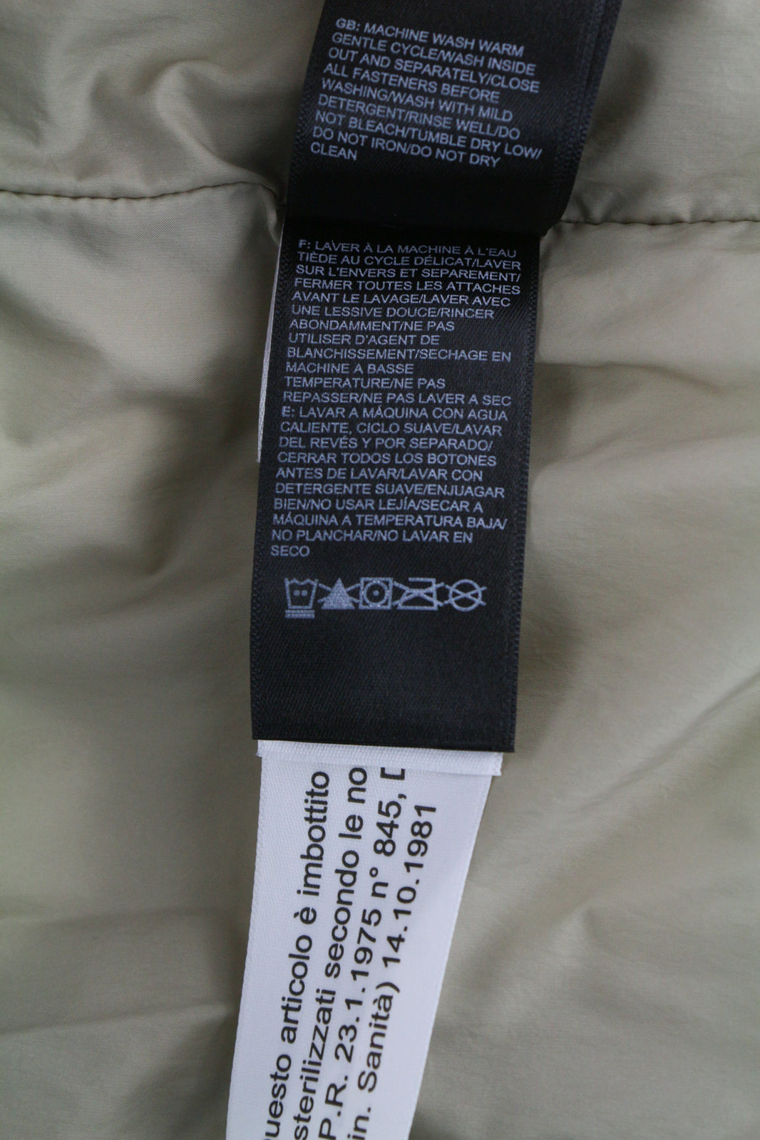 „THE NORTH FACE“ vyriška striukė M, smėlio spalvos, 700 pūkinė, izoliuota, su gobtuvu ir dygsniuotu logotipu. 