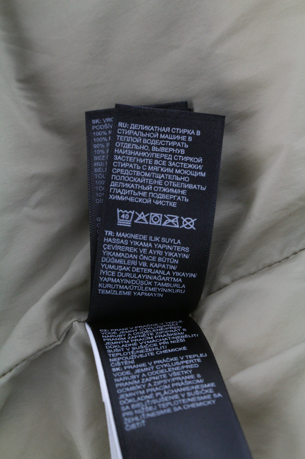 „THE NORTH FACE“ vyriška striukė M, smėlio spalvos, 700 pūkinė, izoliuota, su gobtuvu ir dygsniuotu logotipu. 