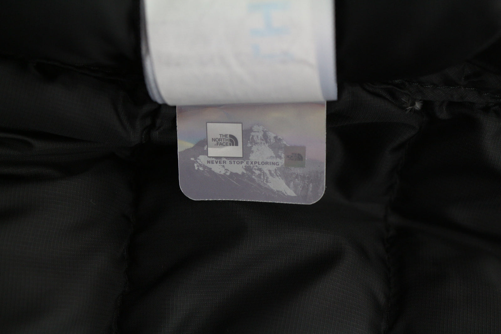 „THE NORTH FACE Travail“ vyriška pūkinė striukė M, su izoliacija ir gobtuvu, dygsniuota 