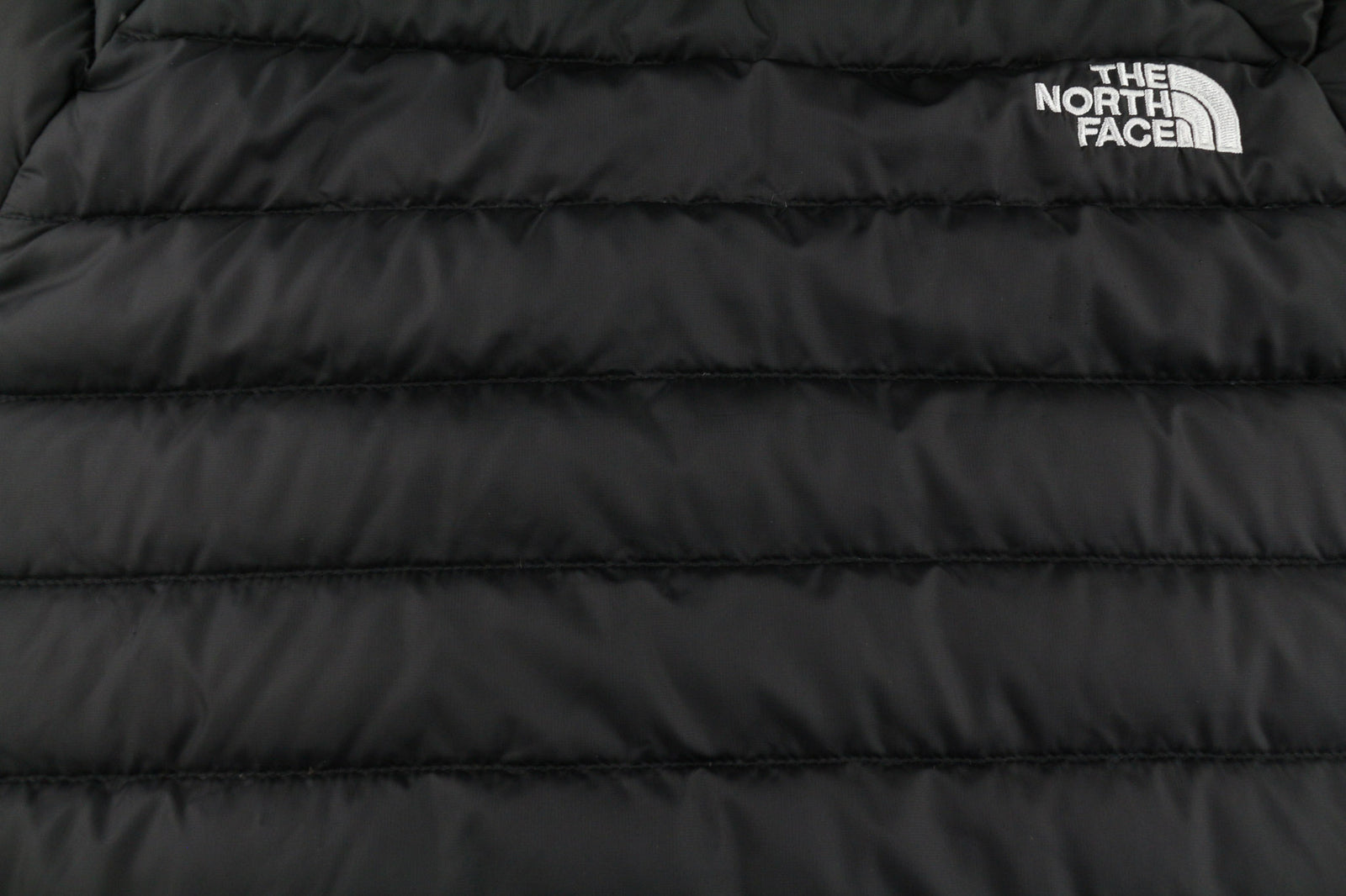 „THE NORTH FACE Travail“ vyriška pūkinė striukė M, su izoliacija ir gobtuvu, dygsniuota 