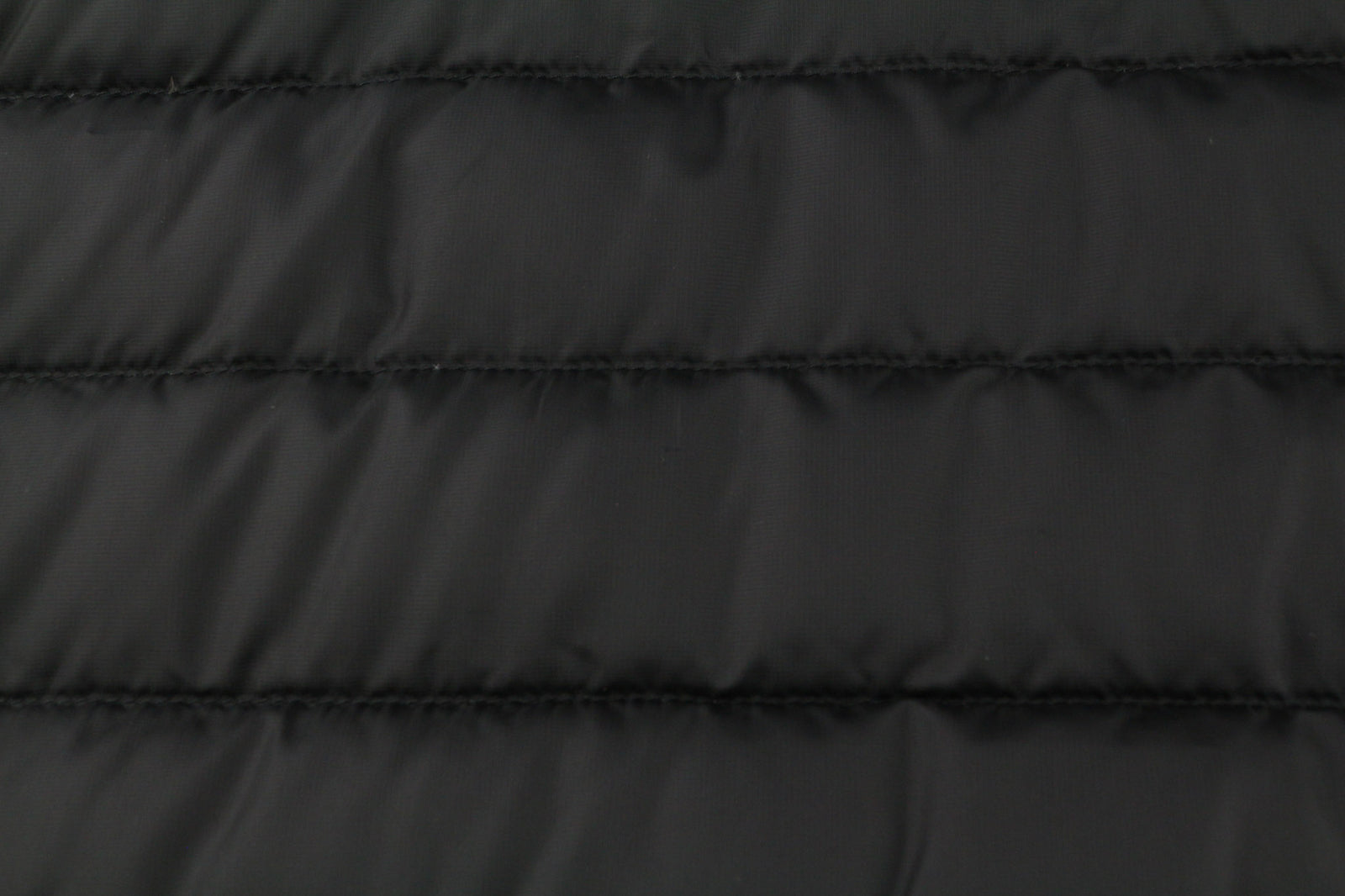 „THE NORTH FACE Travail“ vyriška pūkinė striukė M, su izoliacija ir gobtuvu, dygsniuota 