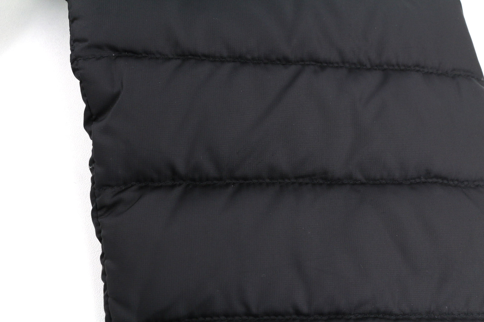 „THE NORTH FACE Travail“ vyriška pūkinė striukė M, su izoliacija ir gobtuvu, dygsniuota 