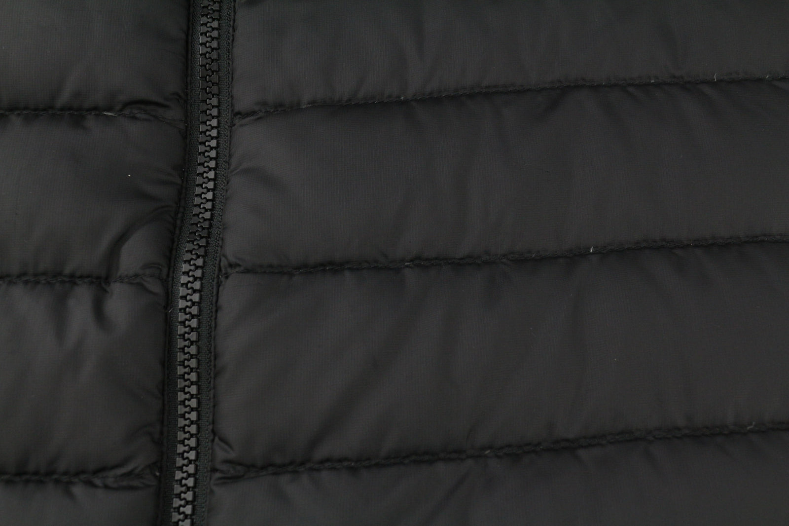 „THE NORTH FACE Travail“ vyriška pūkinė striukė M, su izoliacija ir gobtuvu, dygsniuota 