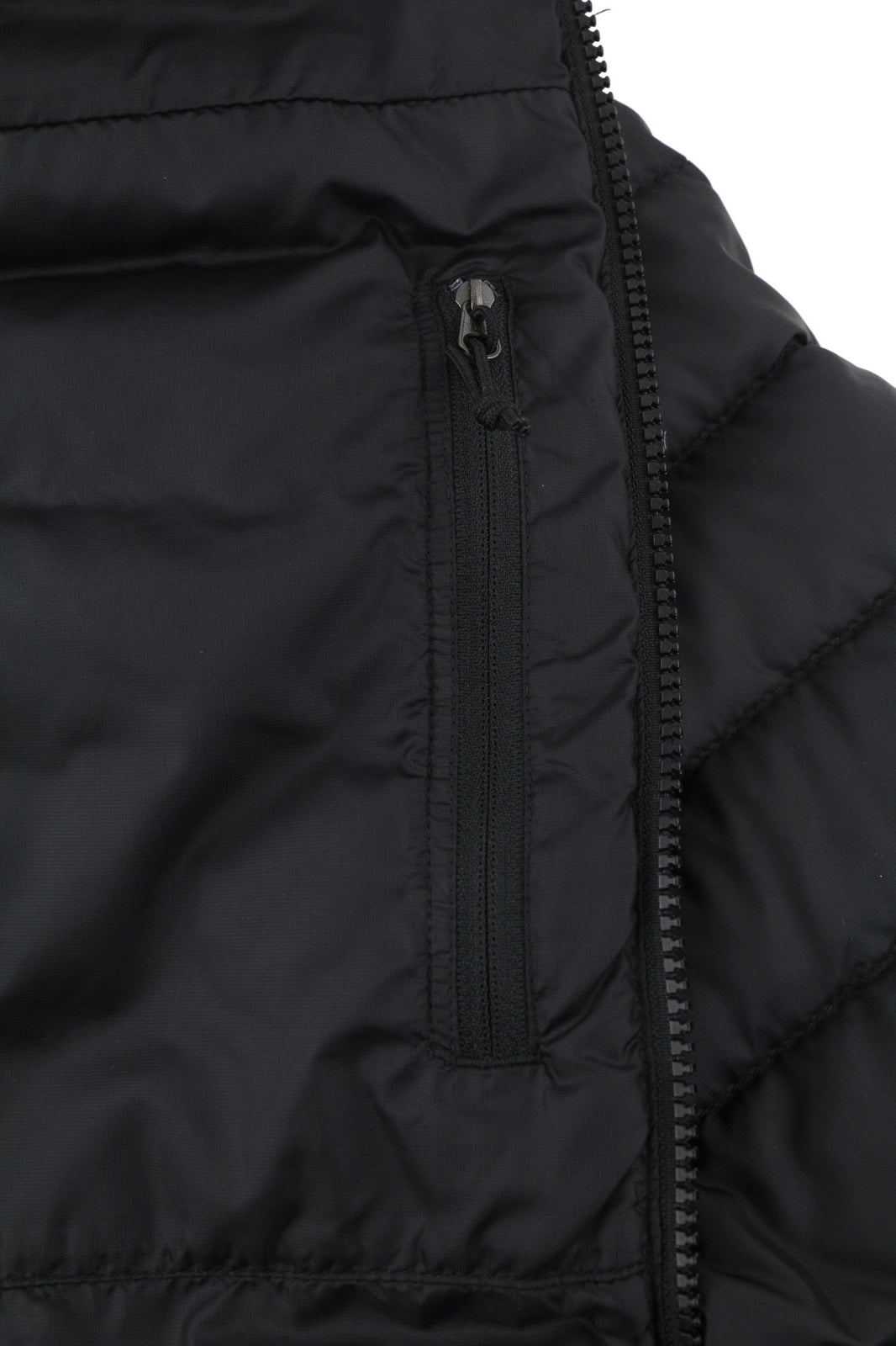 „THE NORTH FACE Travail“ vyriška pūkinė striukė M, su izoliacija ir gobtuvu, dygsniuota 