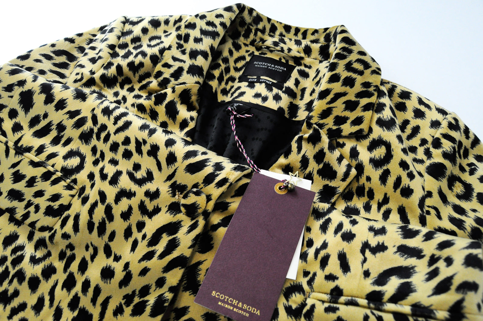 MAISON SCOTCH moteriškas XS dydžio rudas švarkas su gyvūnų raštu, vienaeilis, rekomenduojama kaina – 170 € 