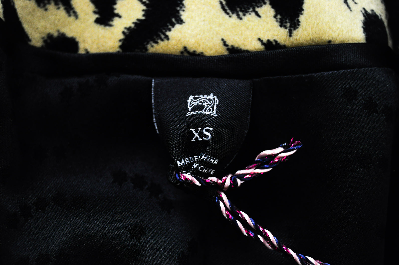 MAISON SCOTCH moteriškas XS dydžio rudas švarkas su gyvūnų raštu, vienaeilis, rekomenduojama kaina – 170 € 