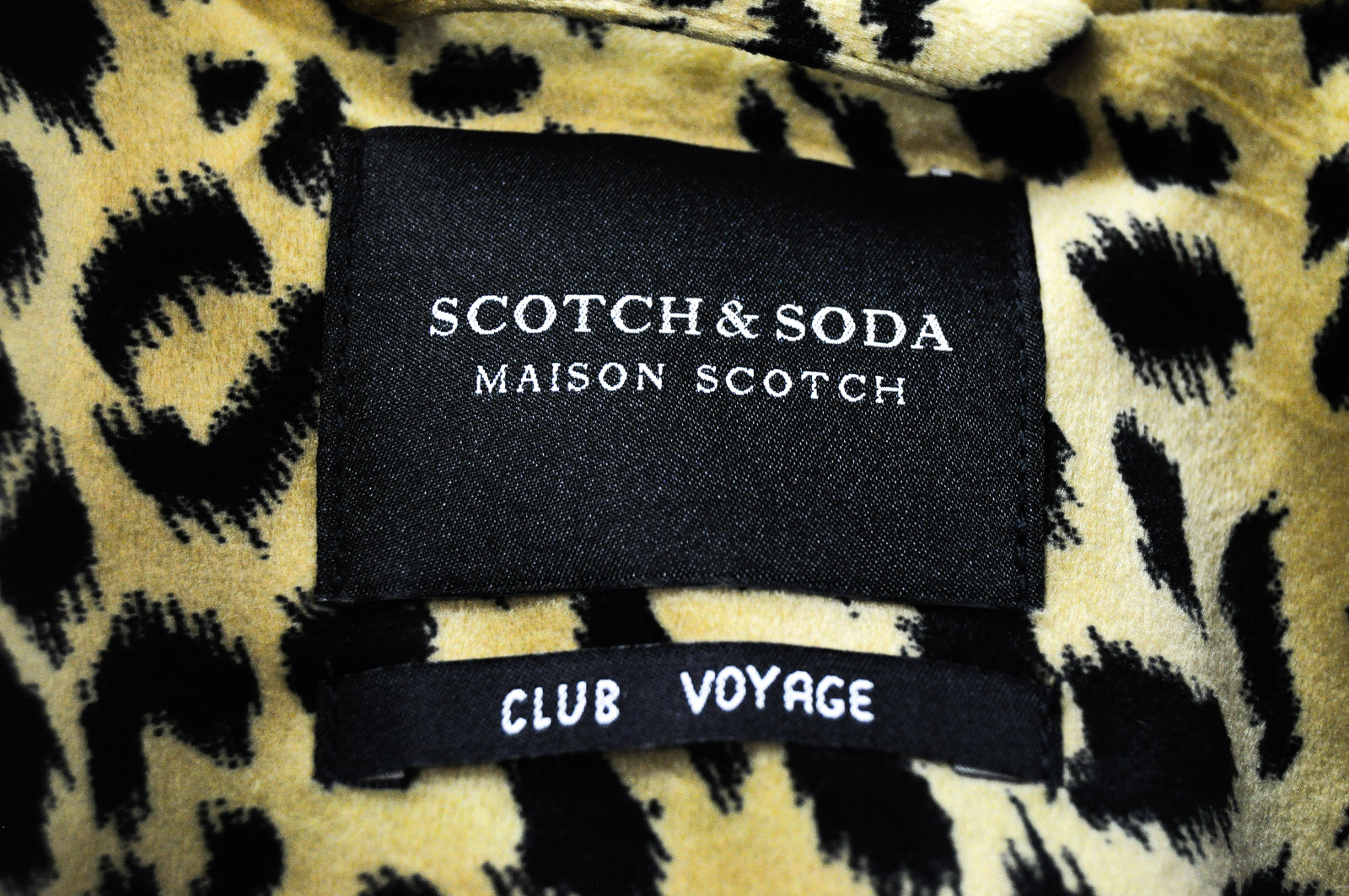 MAISON SCOTCH moteriškas XS dydžio rudas švarkas su gyvūnų raštu, vienaeilis, rekomenduojama kaina – 170 € 